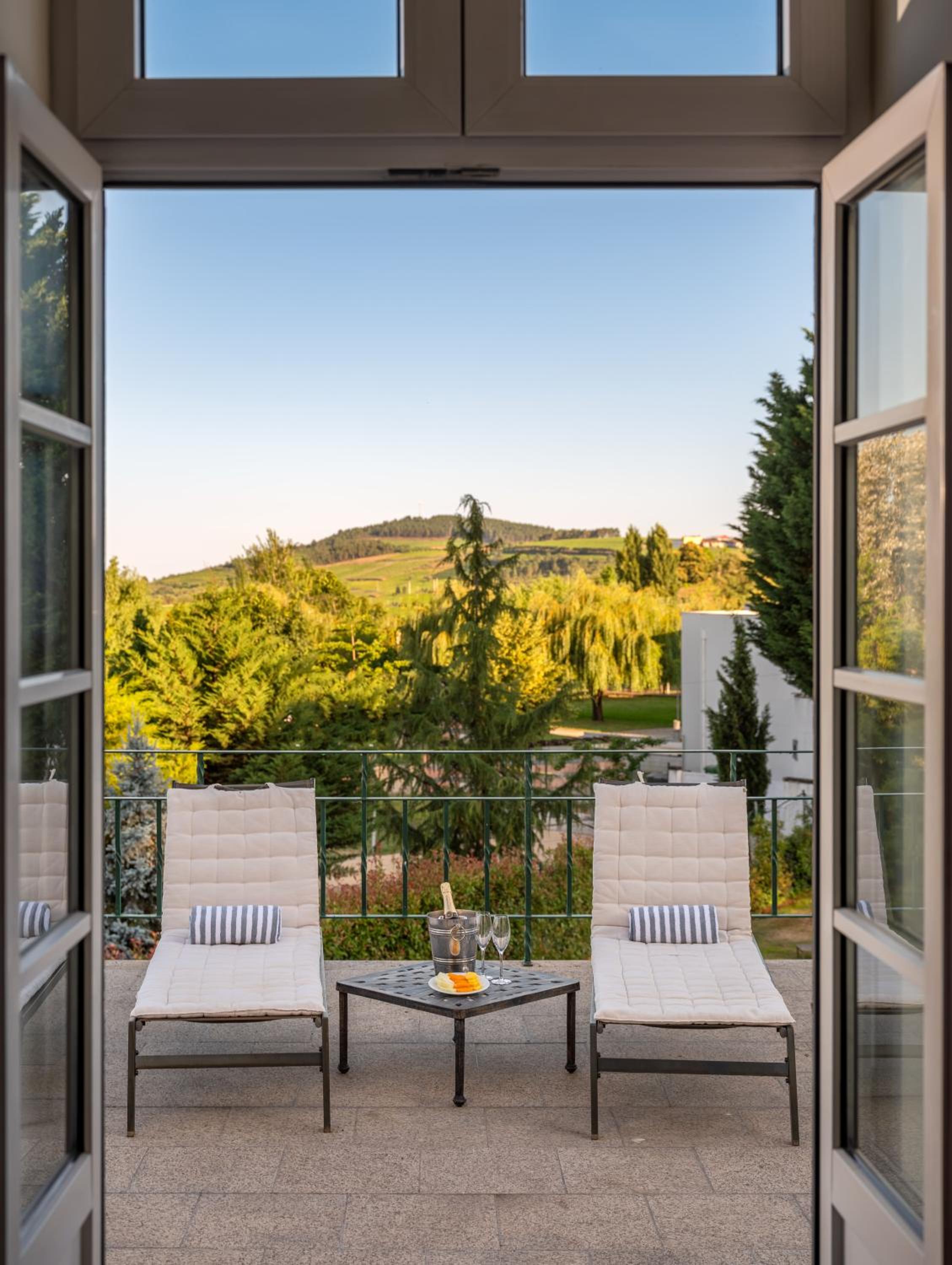 Junior Suite with Pool View - Photo 2