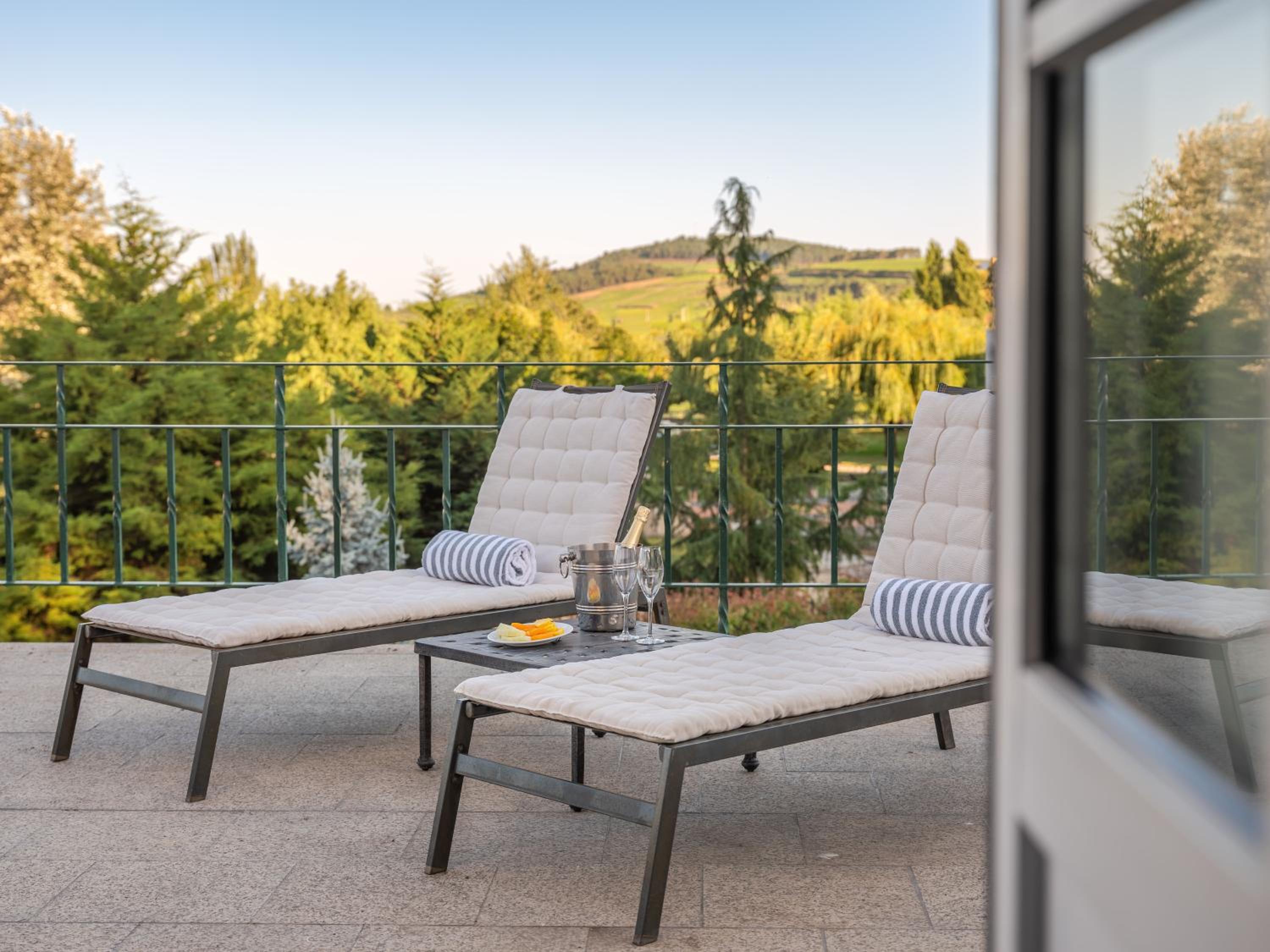 Junior Suite with Pool View - Photo 4