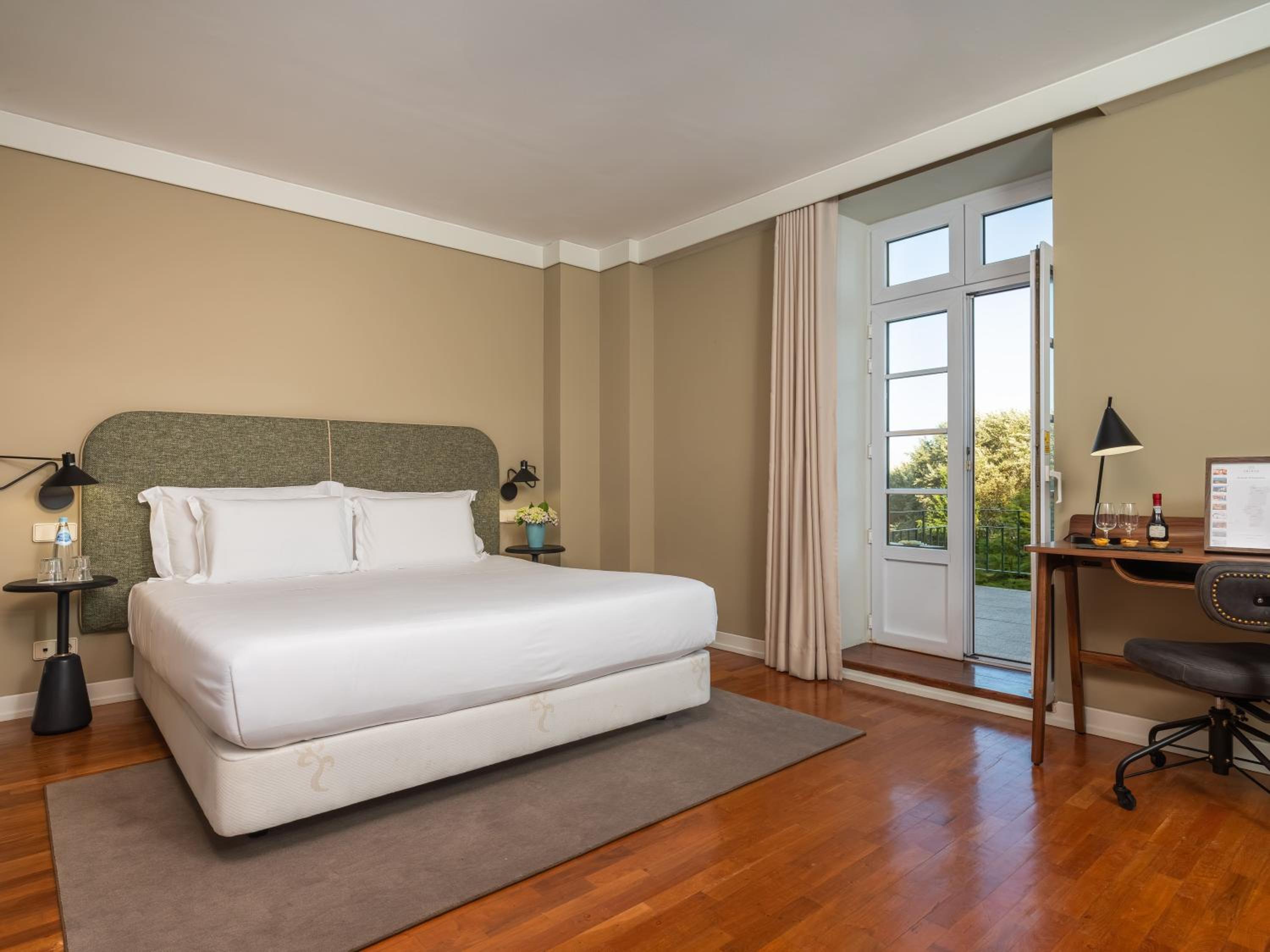 Junior Suite with Pool View - Photo 3
