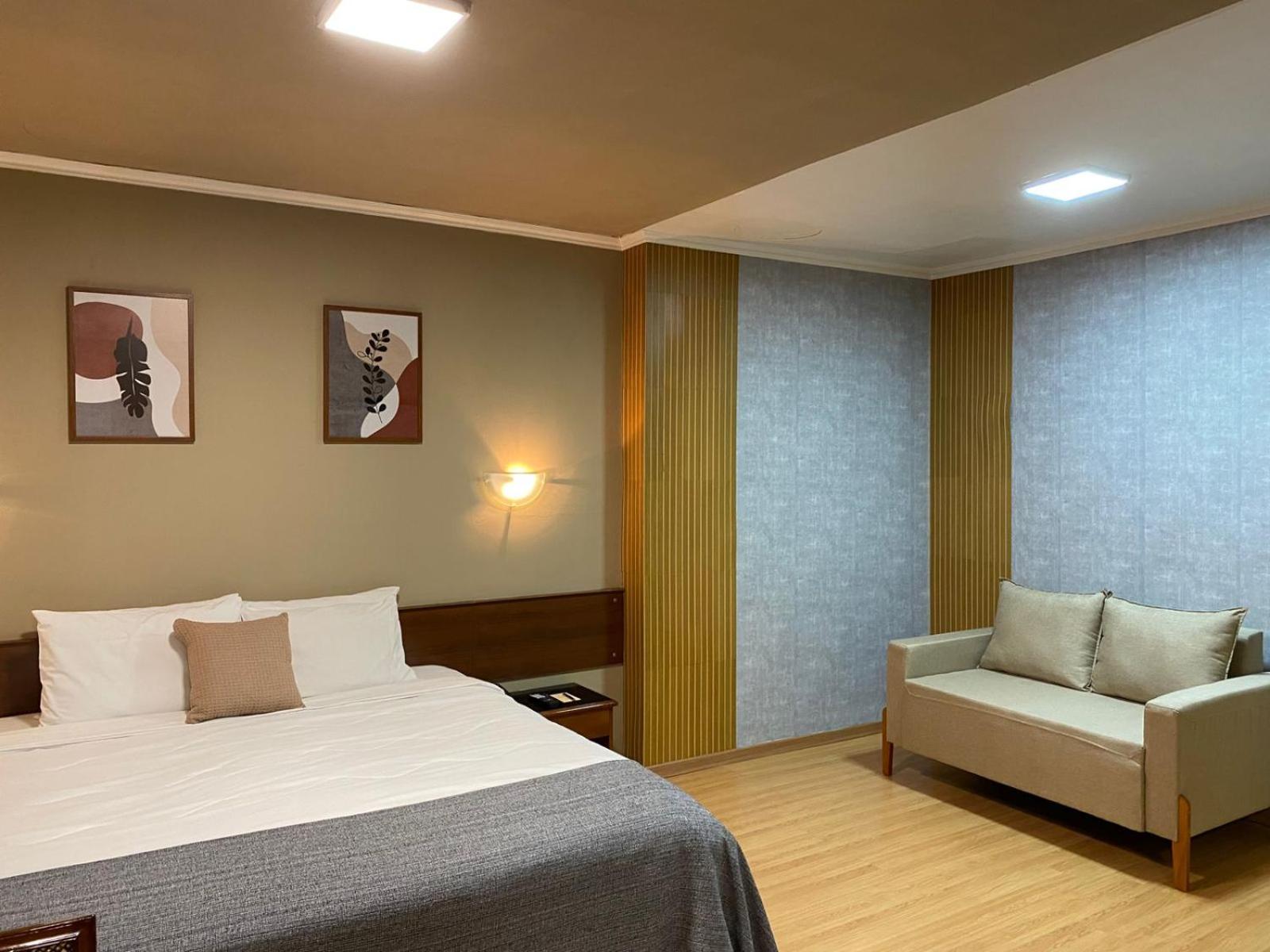 Deluxe Suite with Spa Bath photo 3