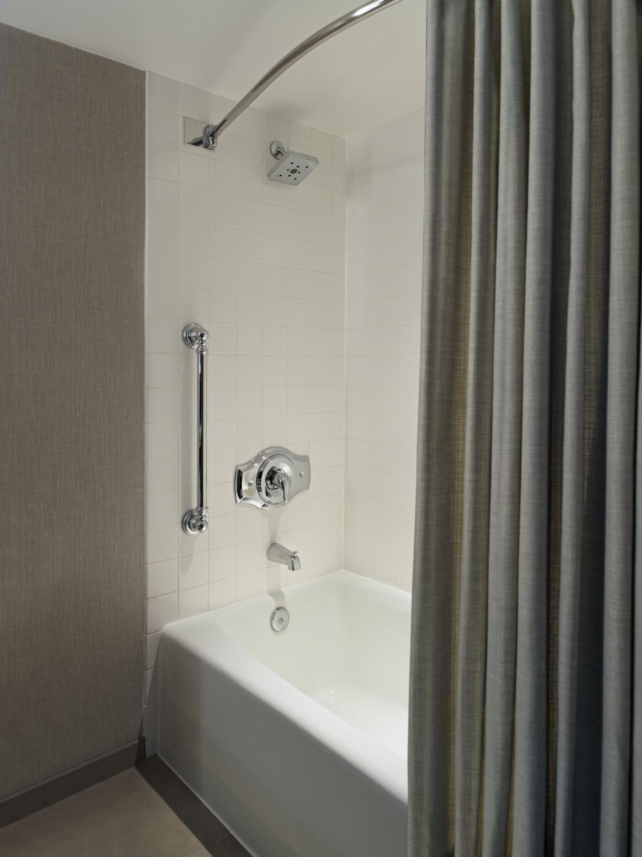 Queen Room - Hearing Accessible - Photo 2