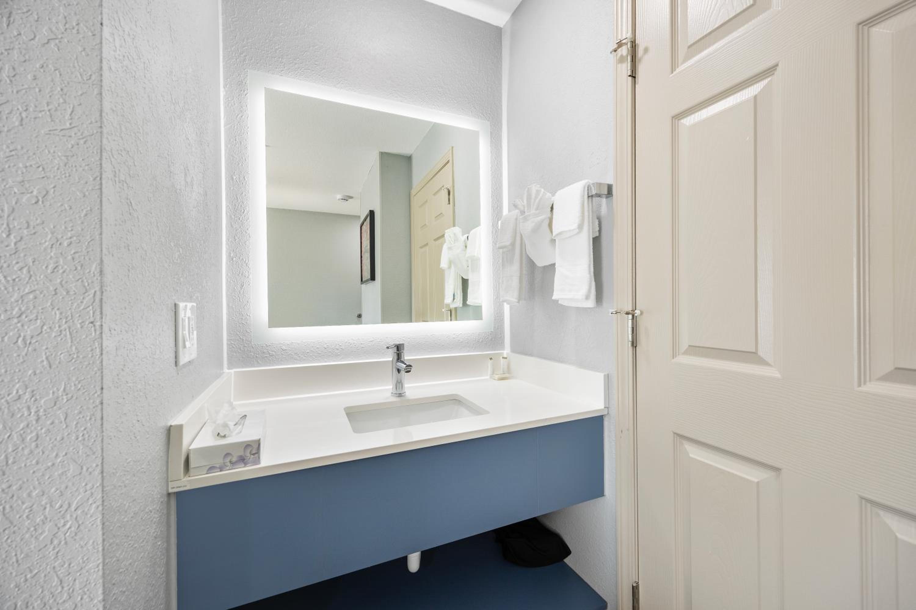 King Room - Non-Smoking - Photo 1