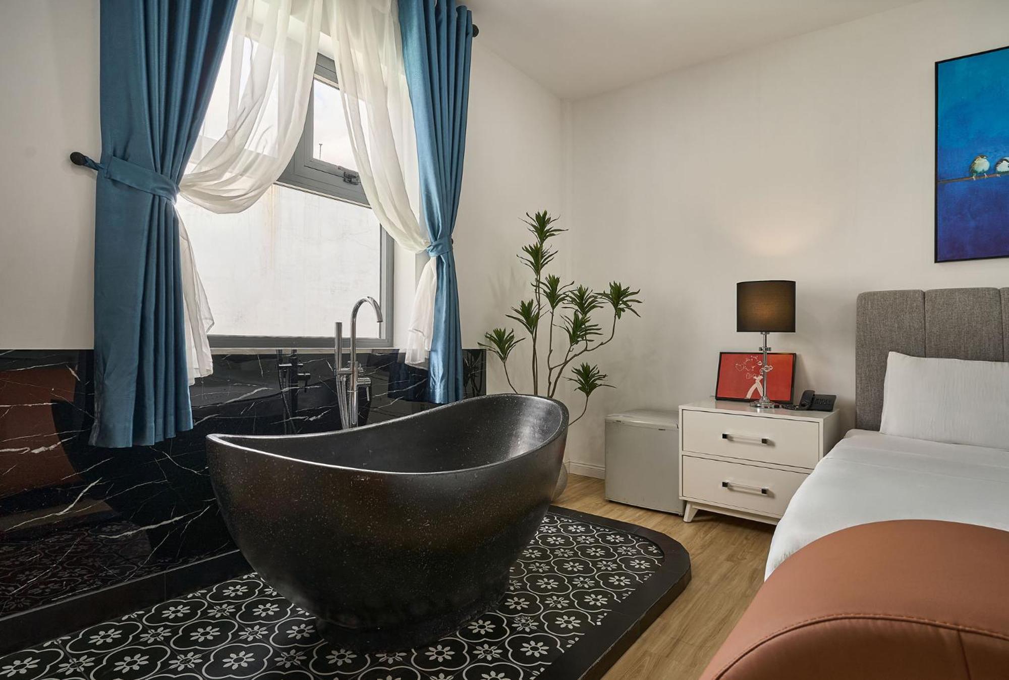 Queen Room with Spa Bath