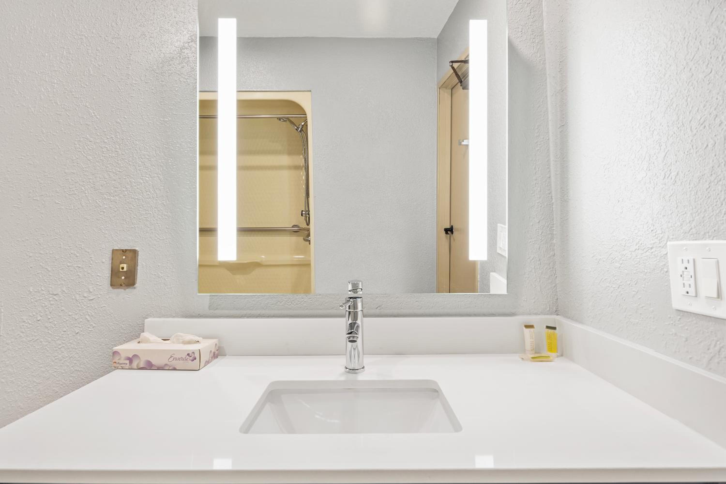 Queen Room with Bath Tub - Mobility/Hearing Accessible - Non-Smoking - Photo 1