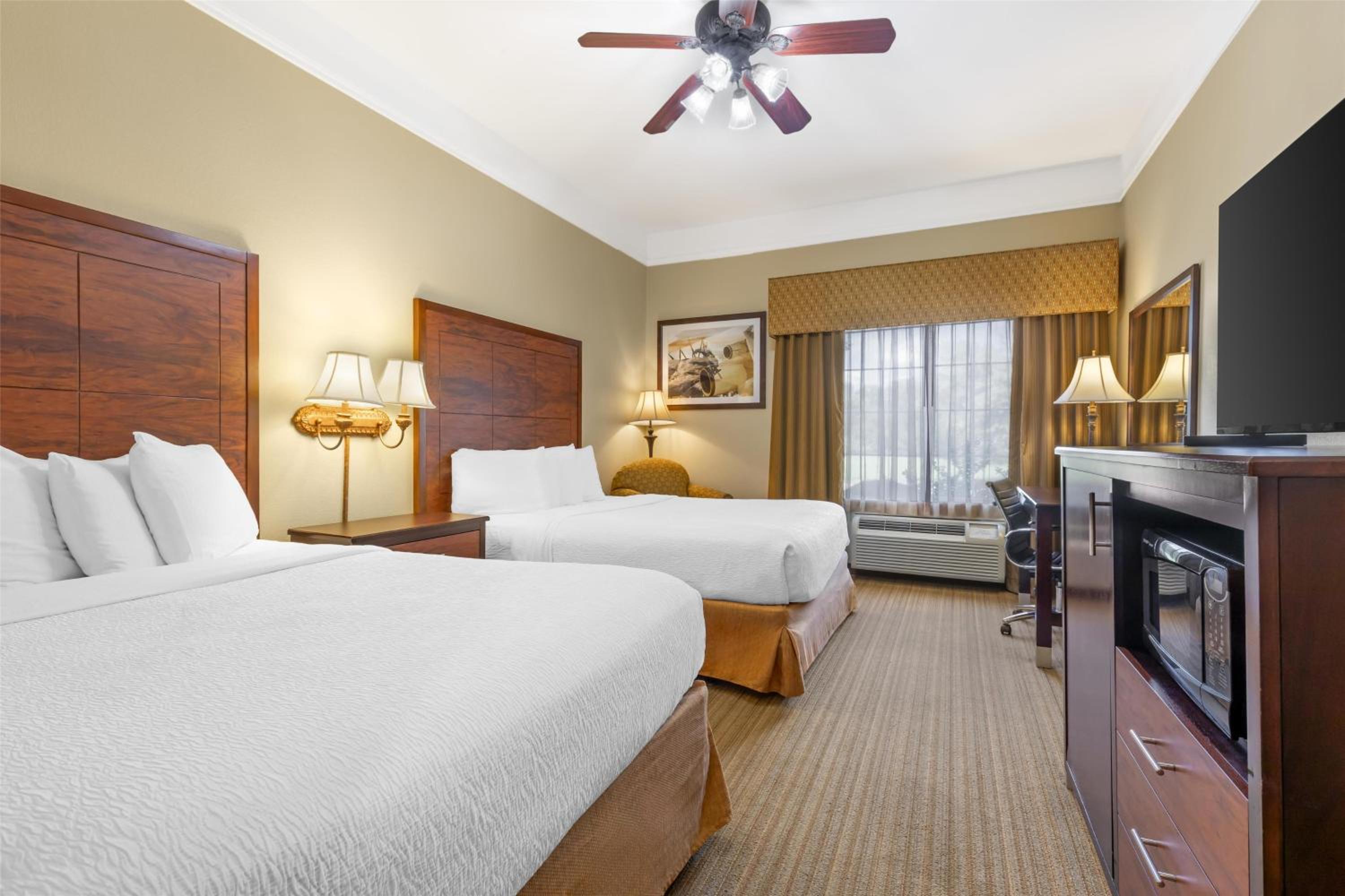 Queen Room with Two Queen Beds and Bath Tub - Disability Access/Non-Smoking  - Photo 4