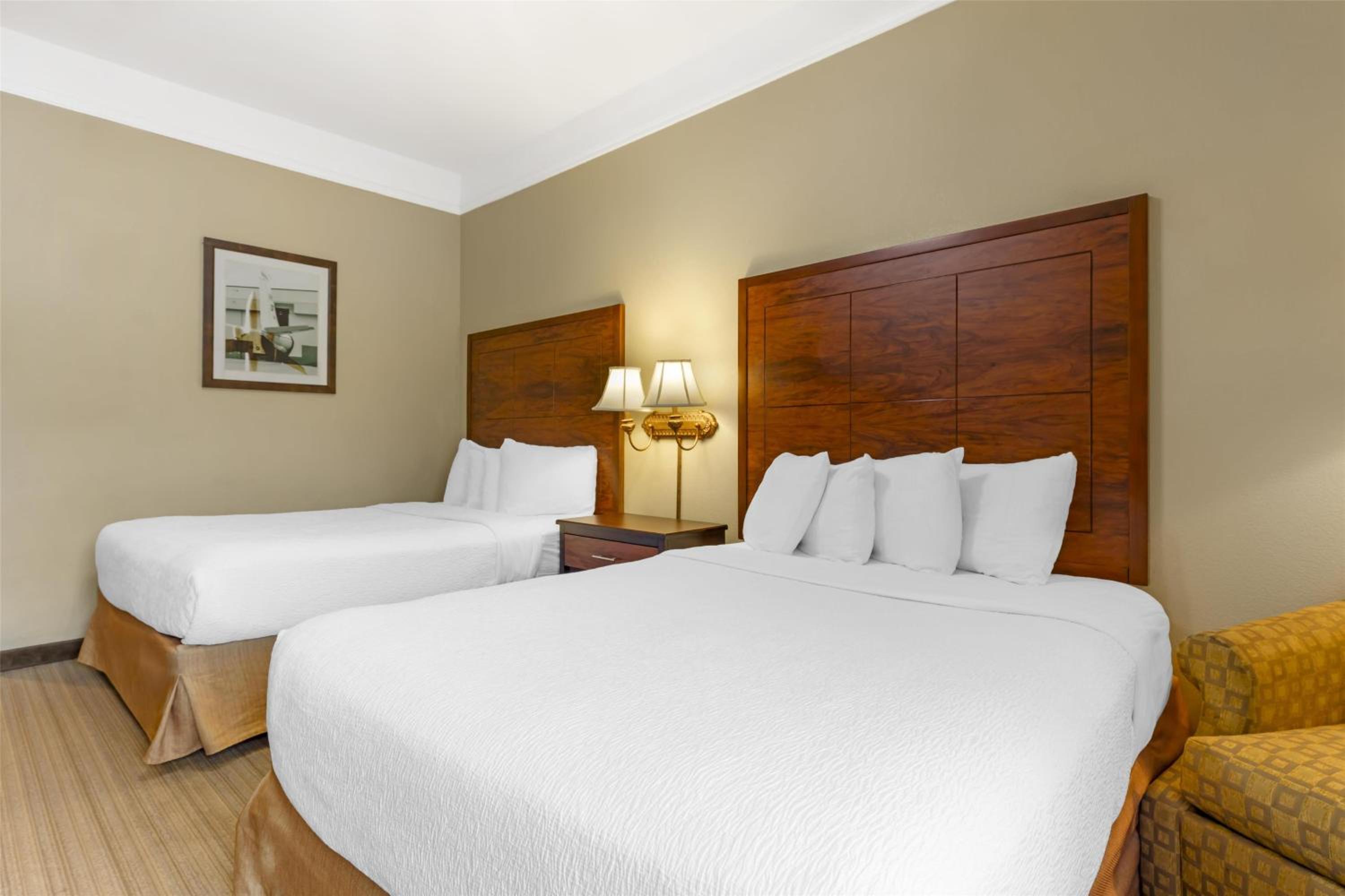 Queen Room with Two Queen Beds and Bath Tub - Disability Access/Non-Smoking  - Photo 1