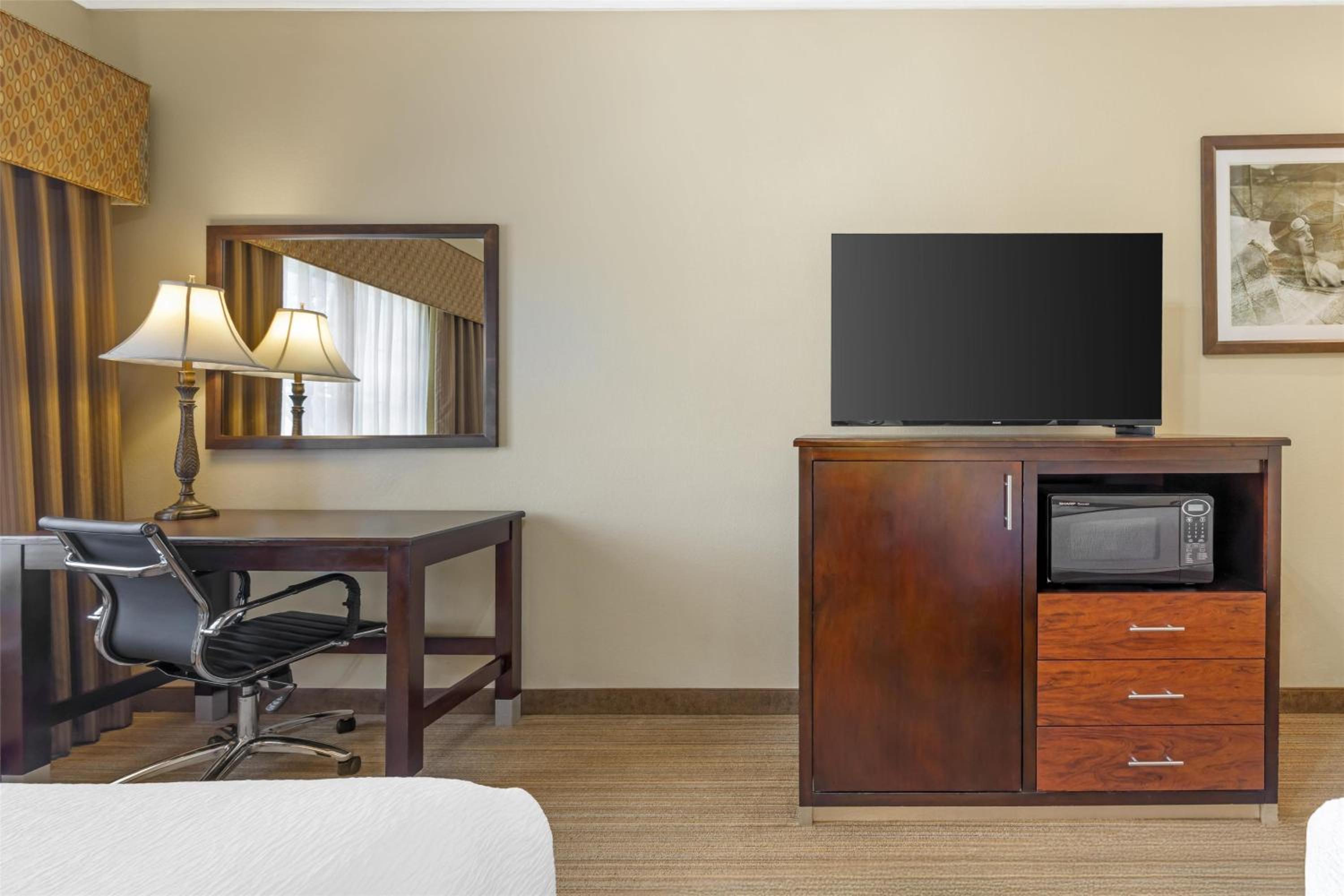 Queen Room with Two Queen Beds and Bath Tub - Disability Access/Non-Smoking  - Photo 2