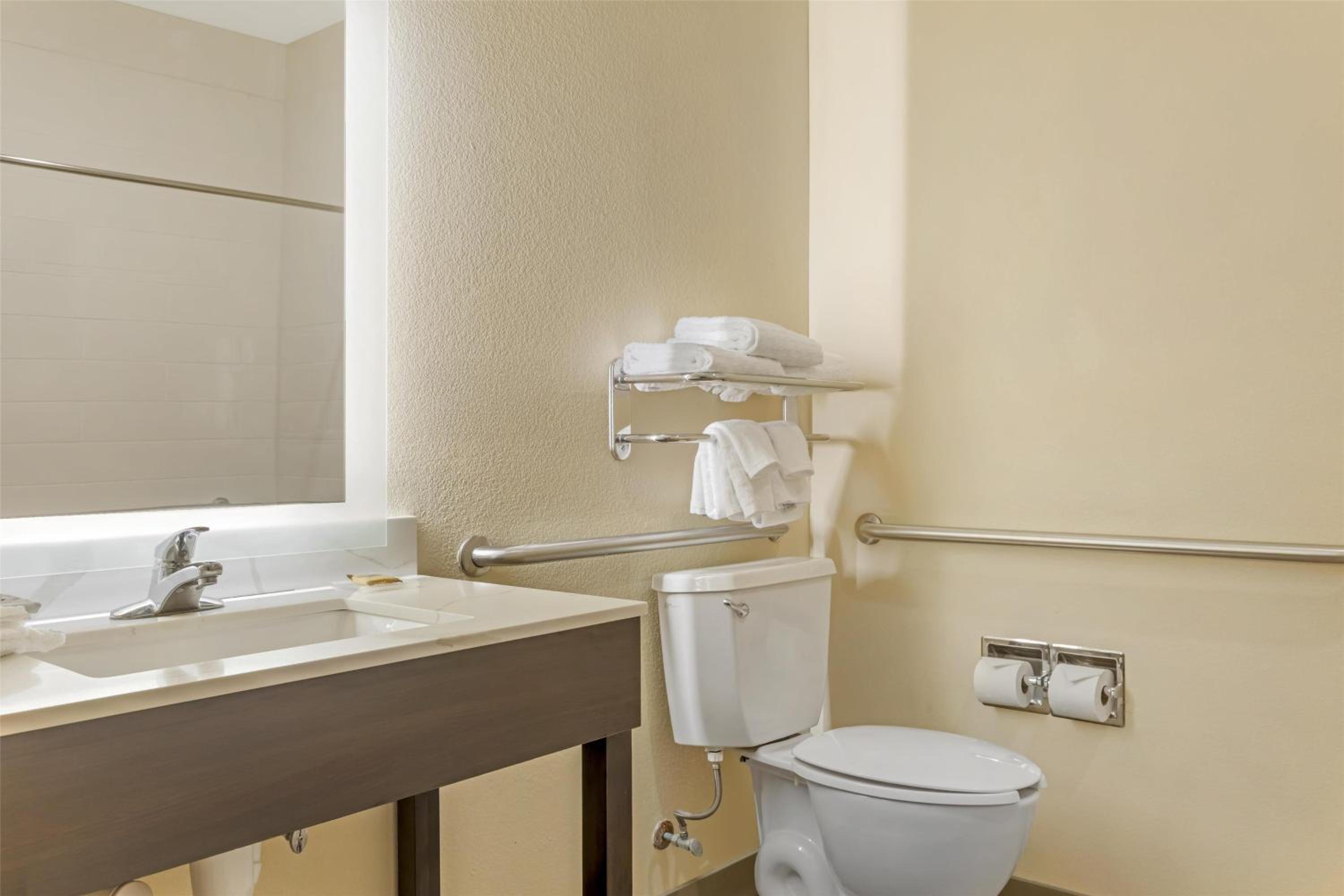 Queen Room with Two Queen Beds and Bath Tub - Disability Access/Non-Smoking  - Photo 3