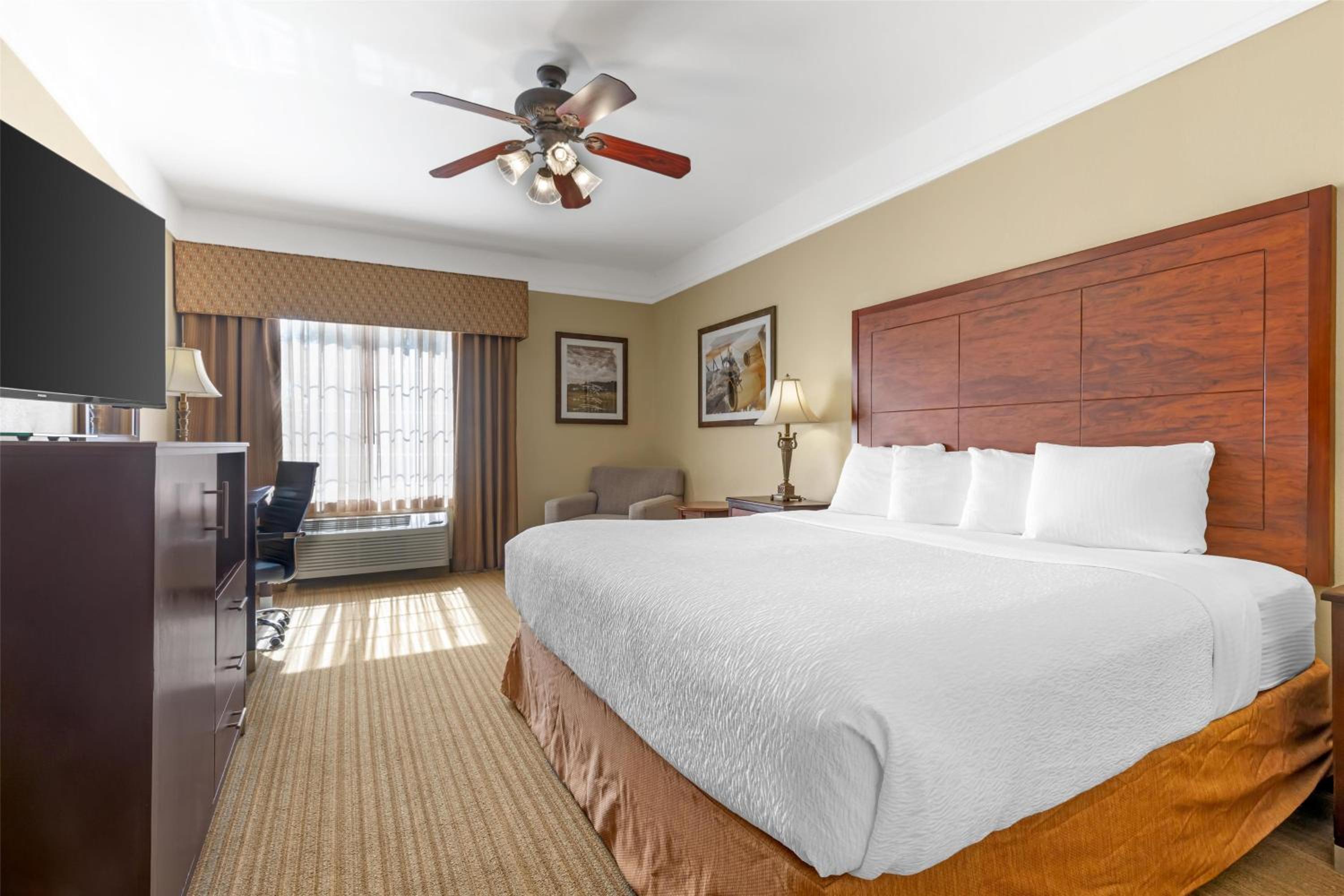 King Room with Bath Tub - Communication Assistance/Non-Smoking photo 2