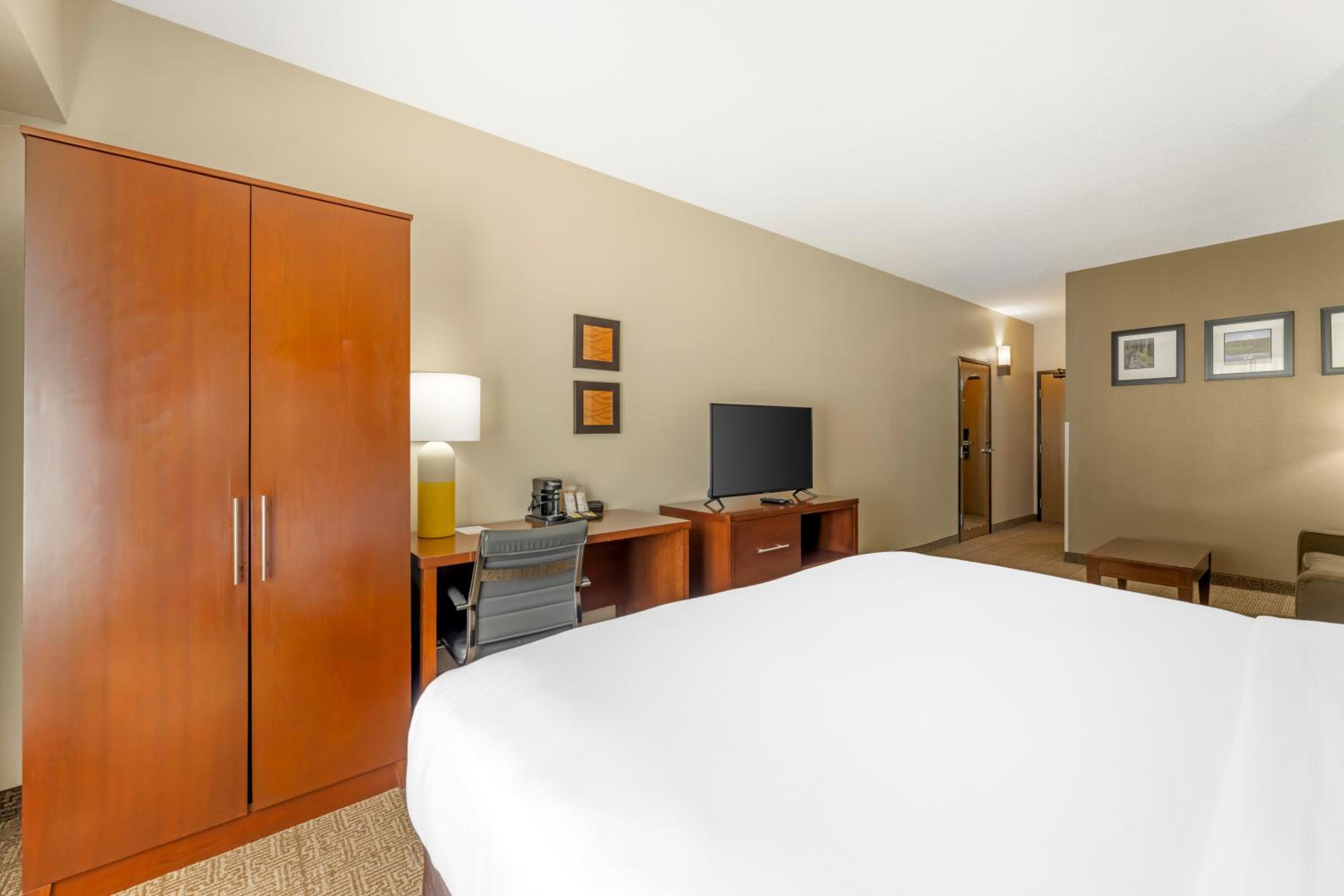 Superior King Suite - Non-Smoking - Photo 3