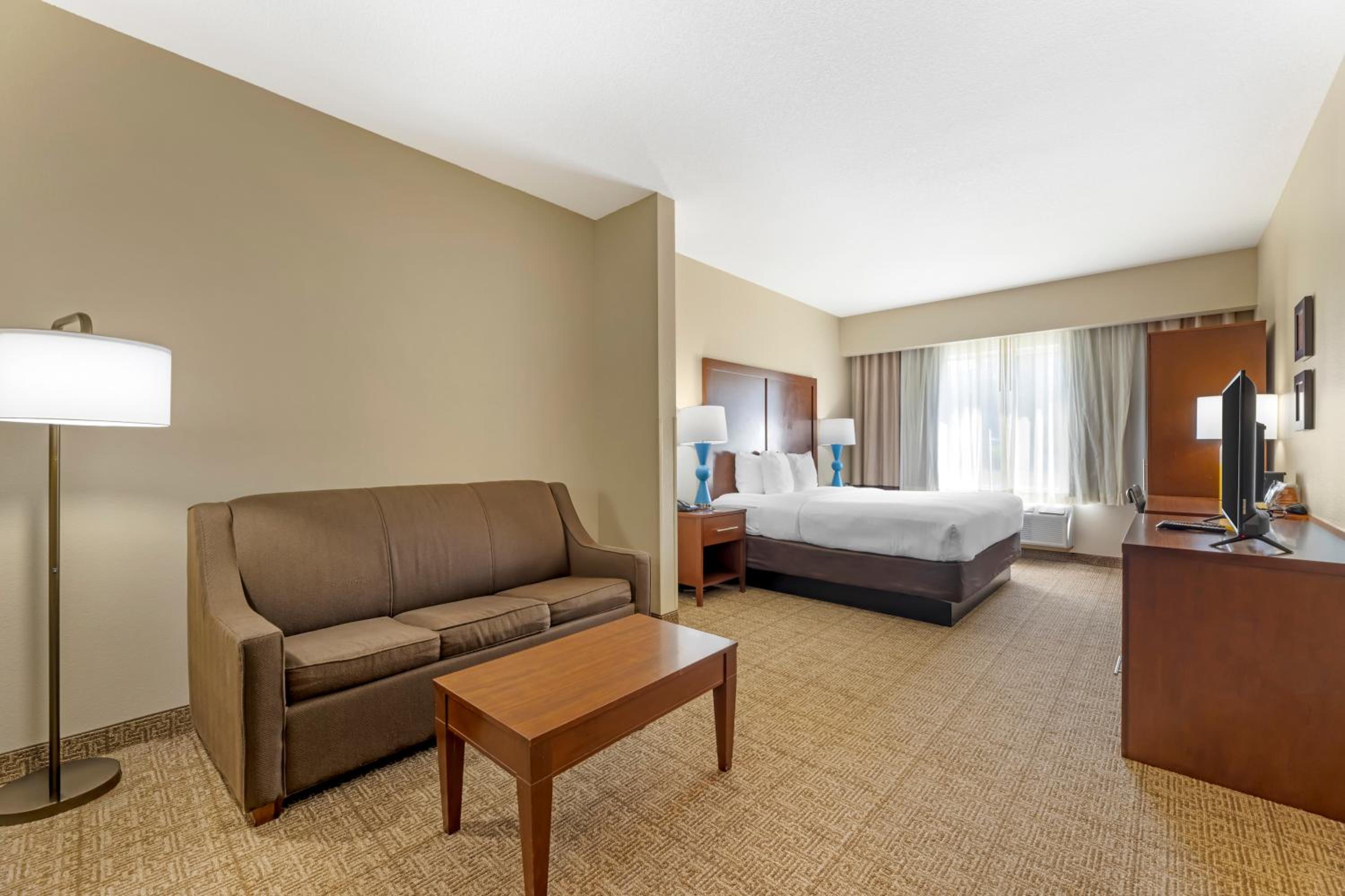 Superior King Suite - Non-Smoking - Photo 2