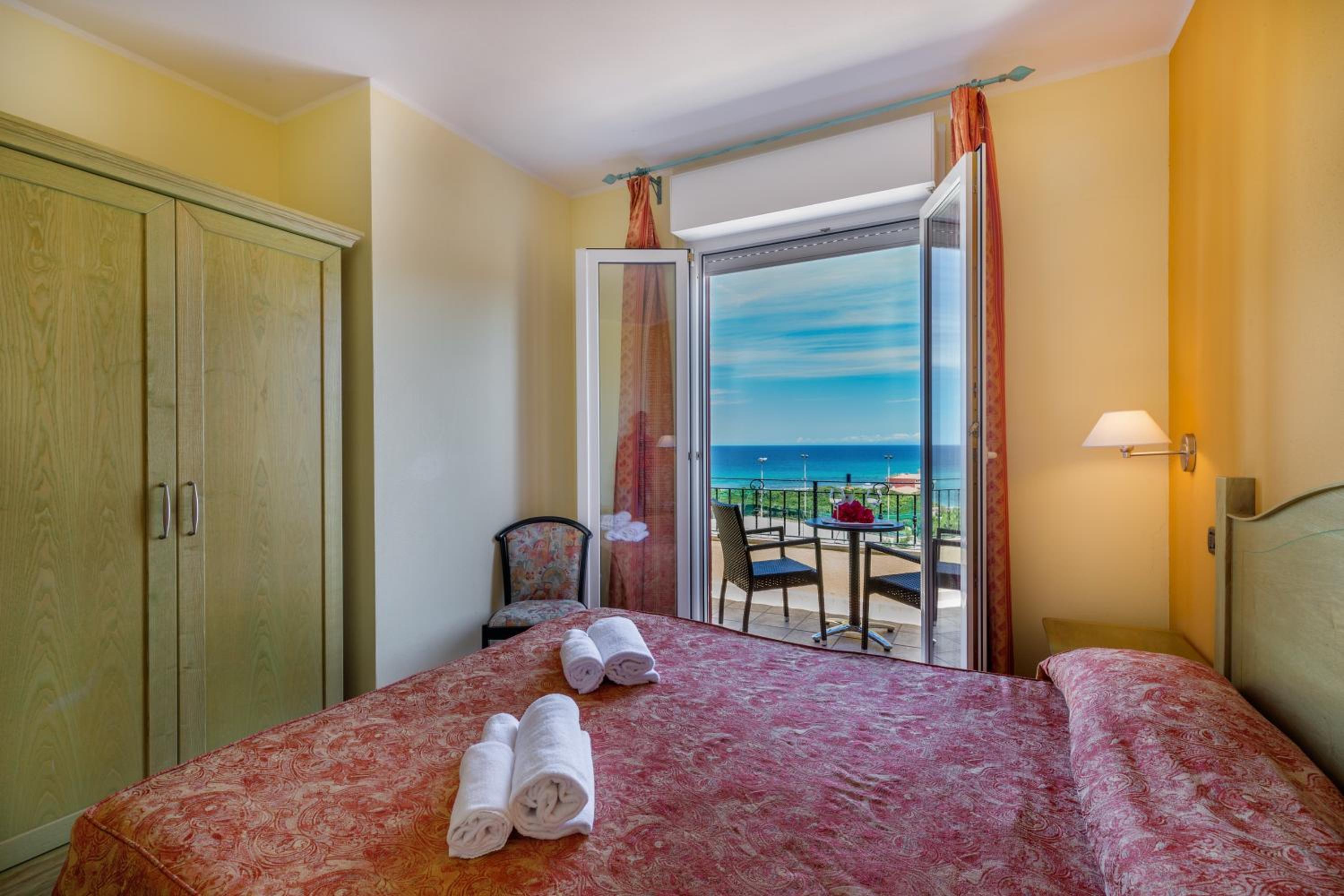 Double or Twin Room with Sea View - Photo 4