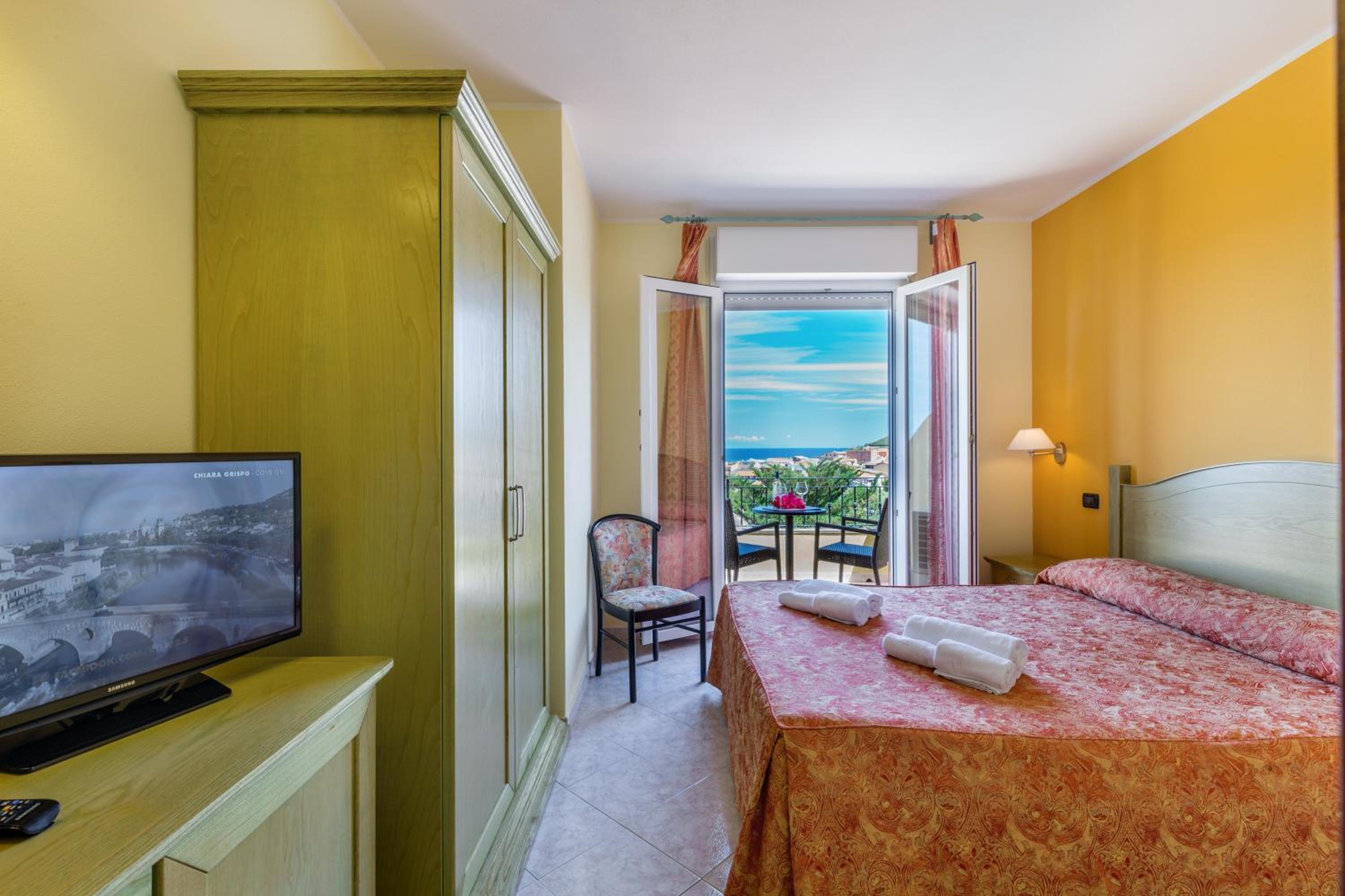 Double or Twin Room with Sea View - Photo 6
