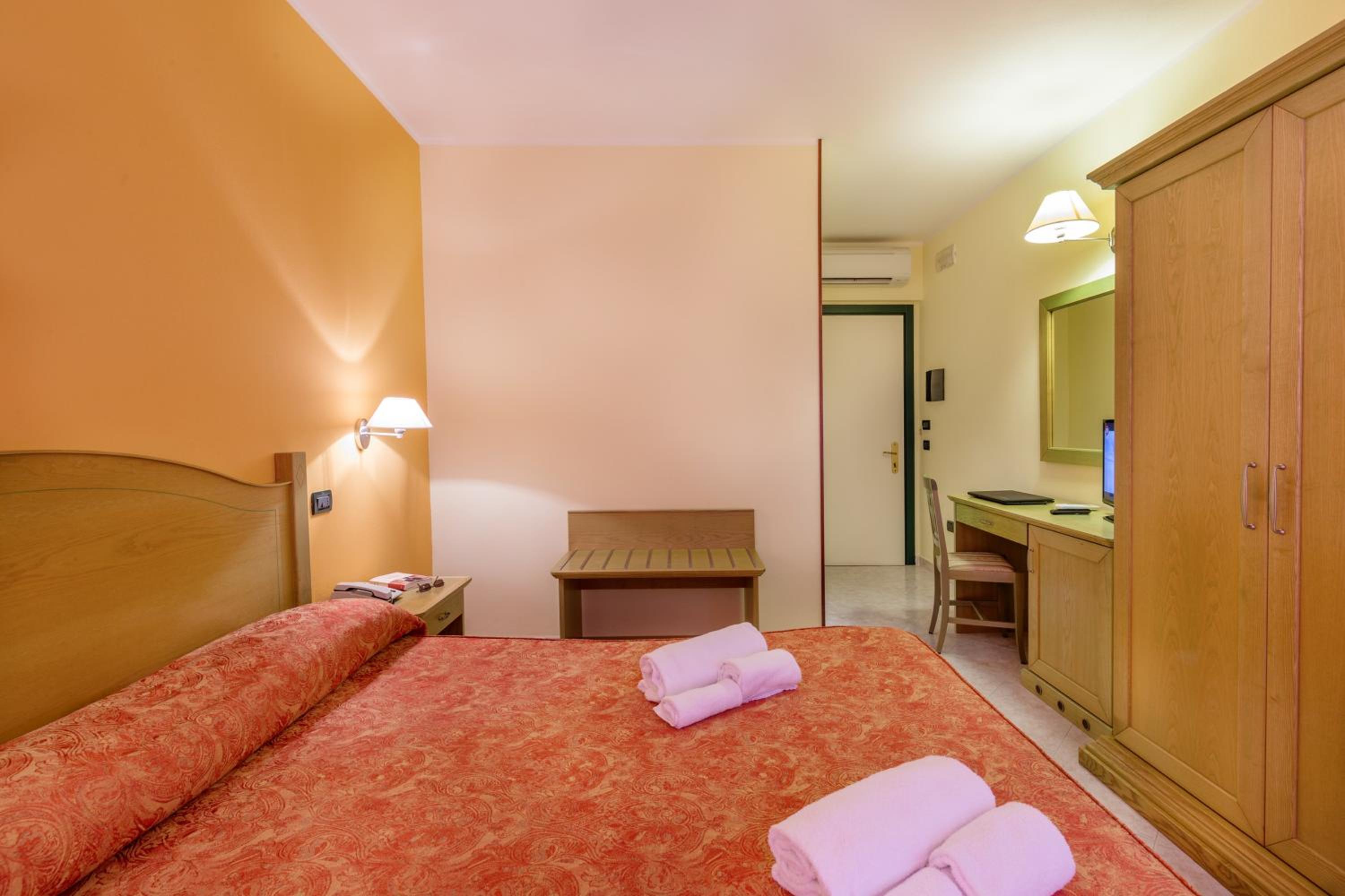 Double or Twin  Room - Photo 5