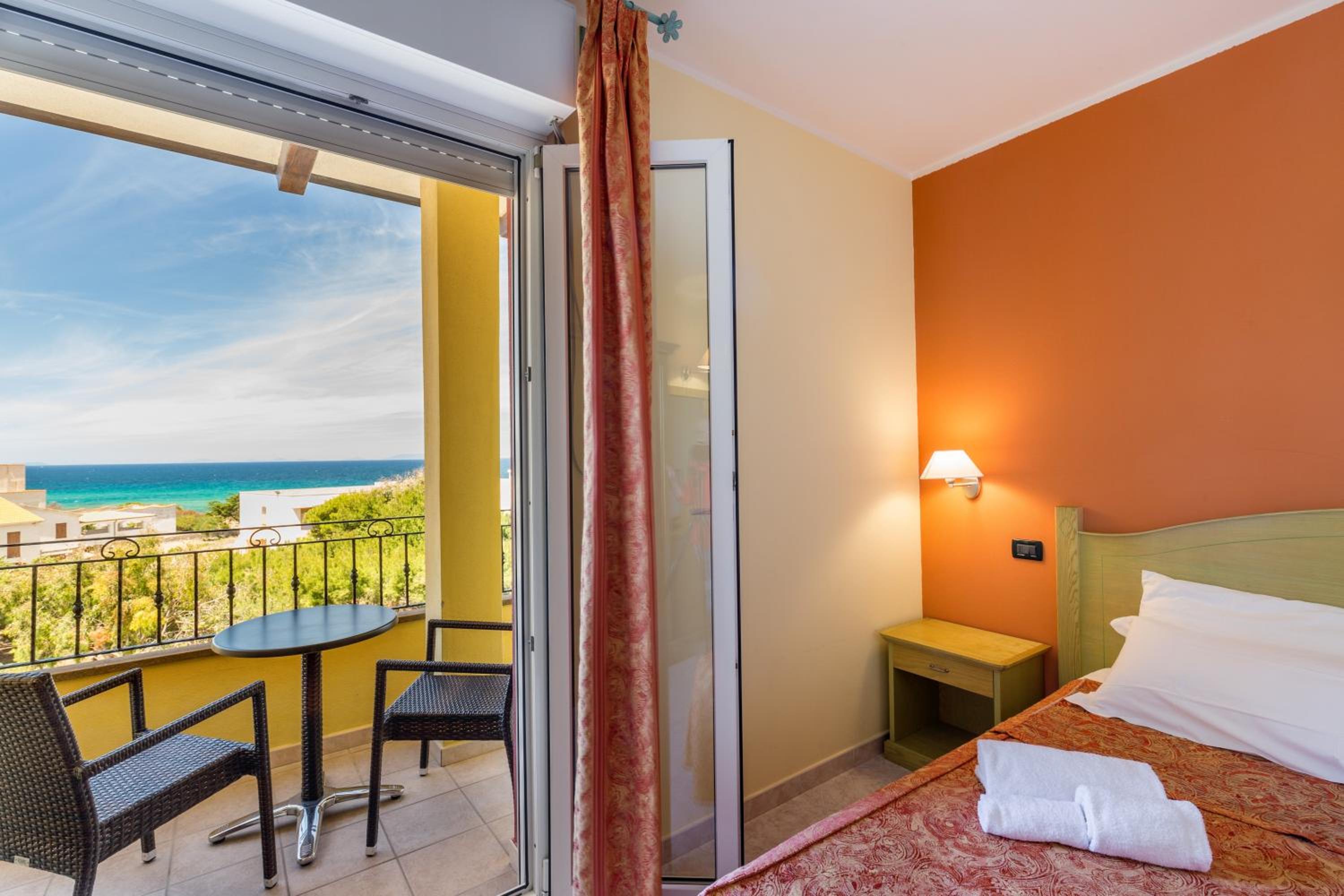 Double or Twin Room with Sea View - Photo 3