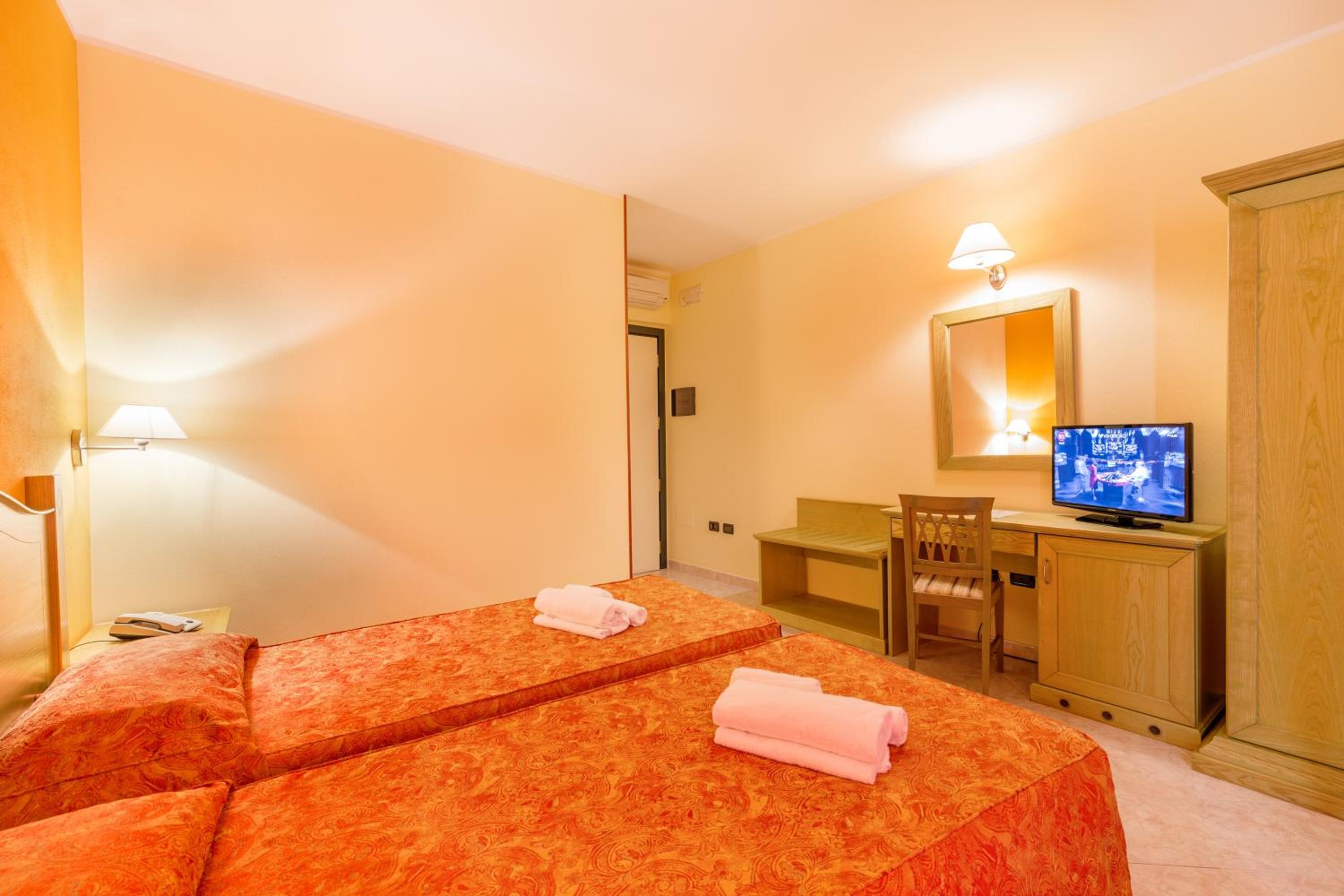 Double or Twin  Room - Photo 8