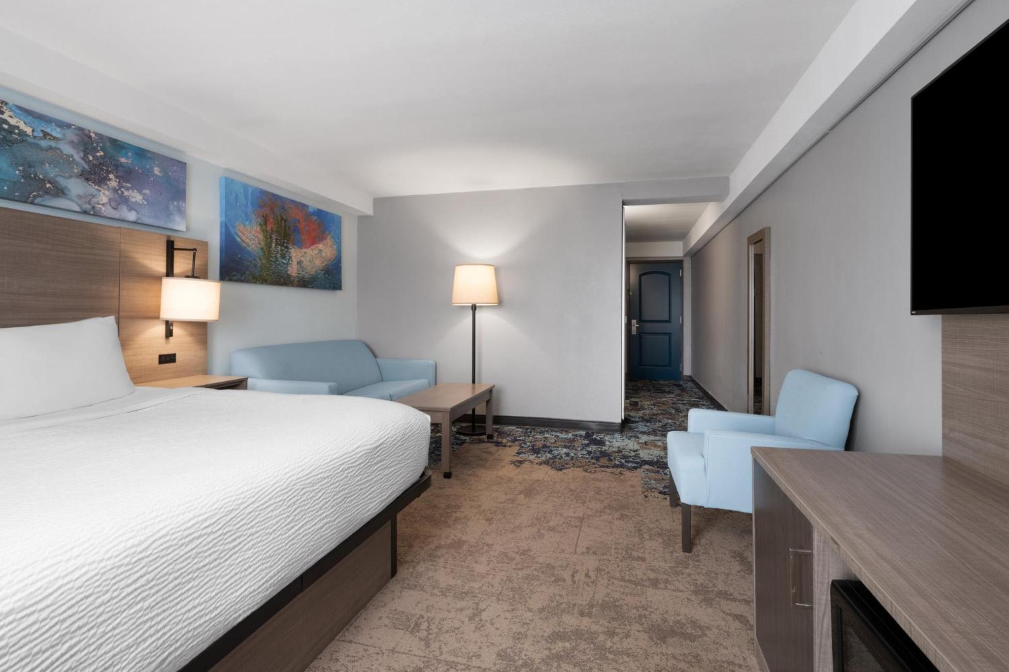 Standard King Room with Sofa Bed and Partial Ocean View - Photo 2