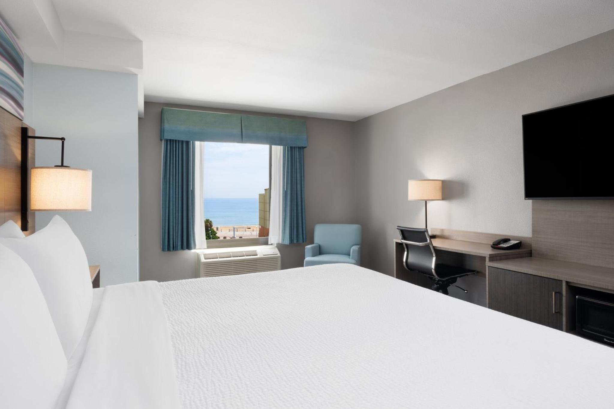 Standard King Room with Sofa Bed and Partial Ocean View - Photo 3
