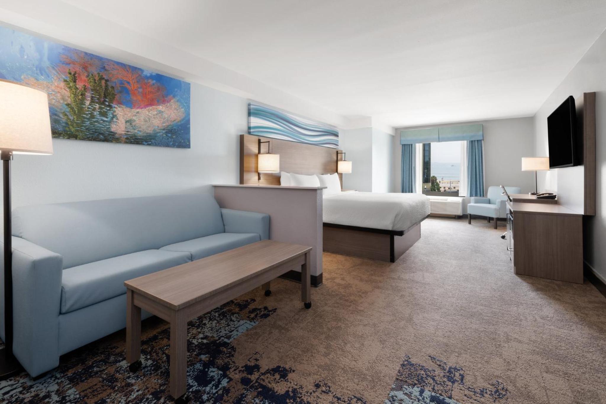 Standard King Room with Sofa Bed and Partial Ocean View - Photo 1