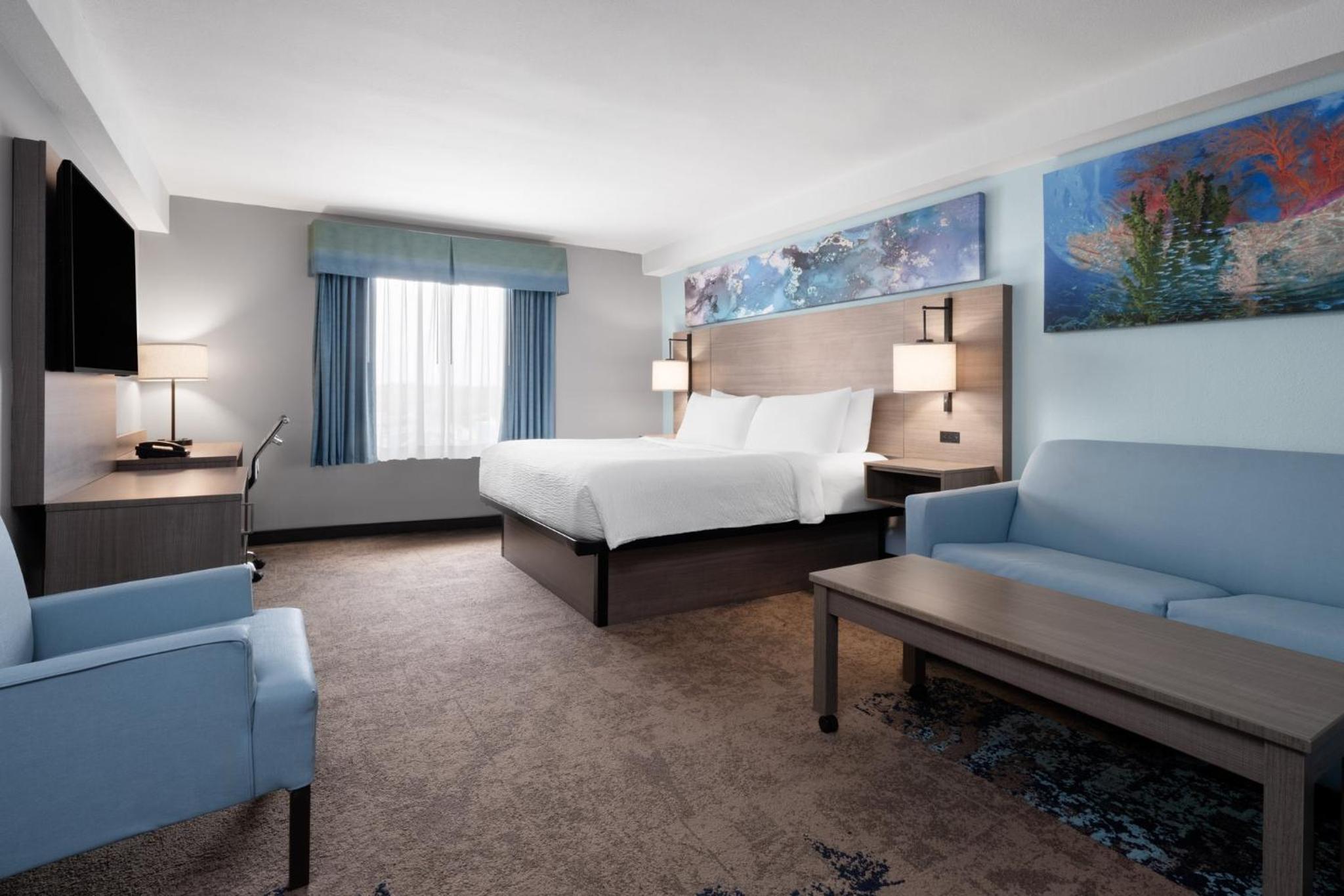 Standard King Room with Sofa Bed - Photo 1