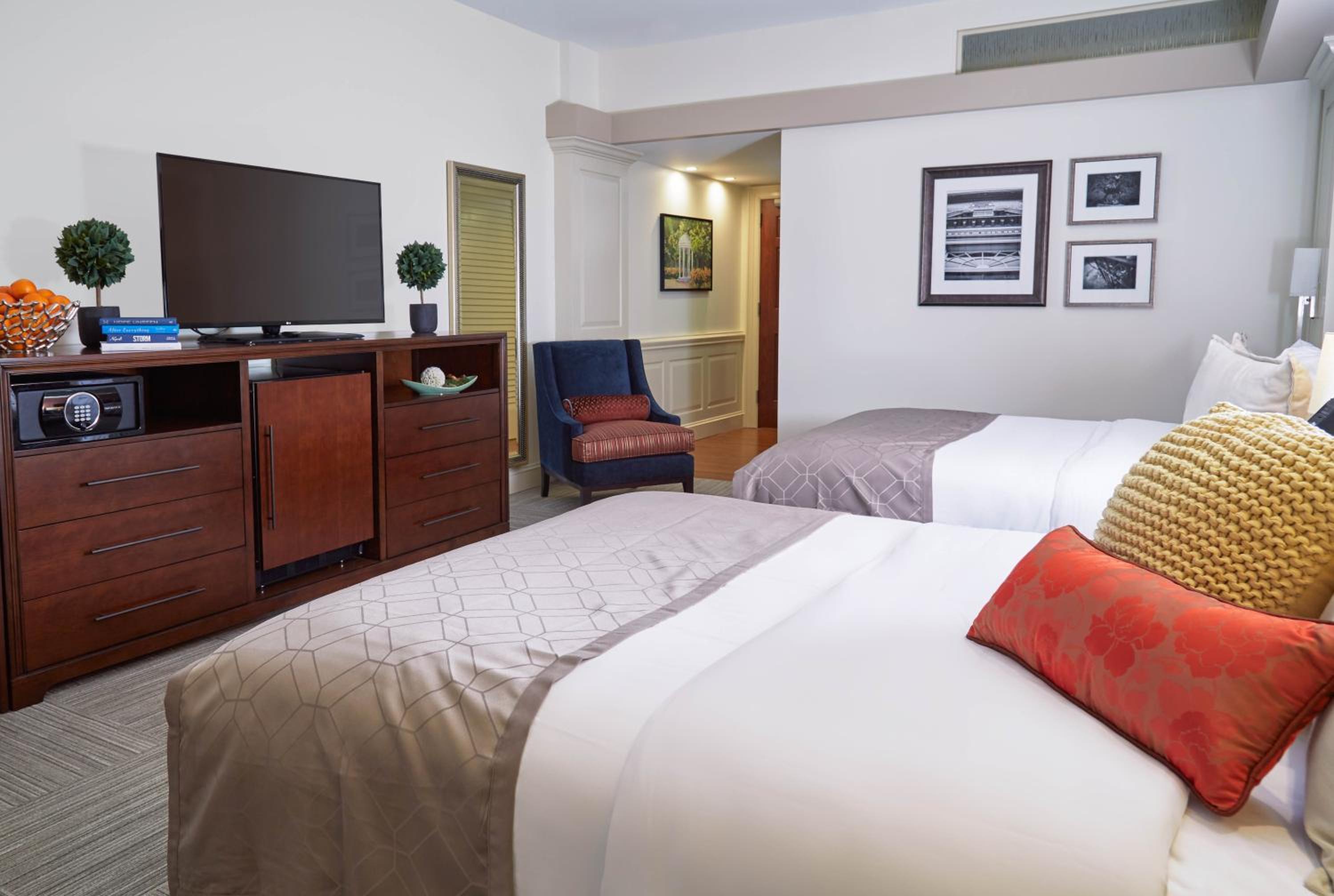 Queen Room with Two Queen Beds - Photo 6