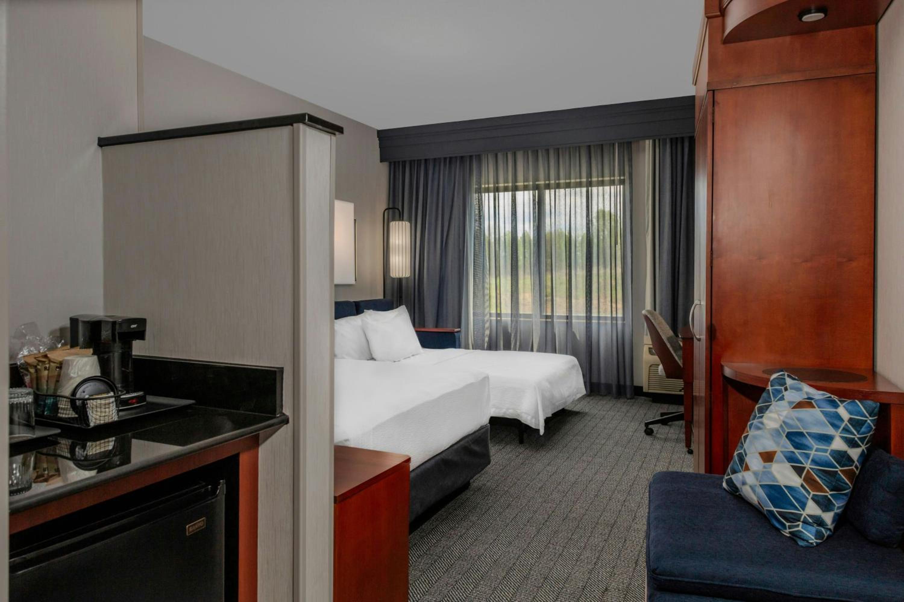 King Room with Sofa Bed - Hearing Accessible - Photo 5