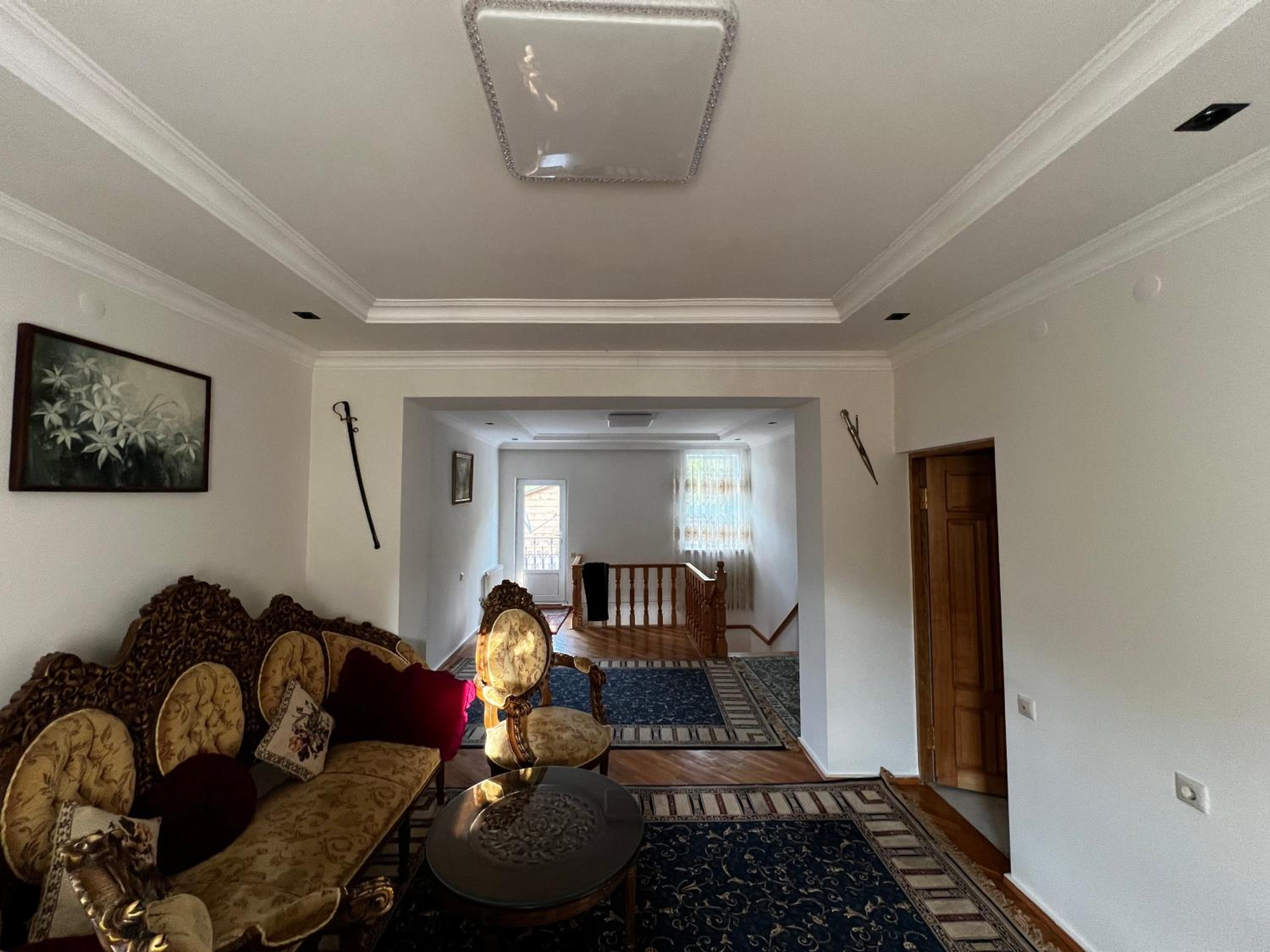 Five-Bedroom House photo 3