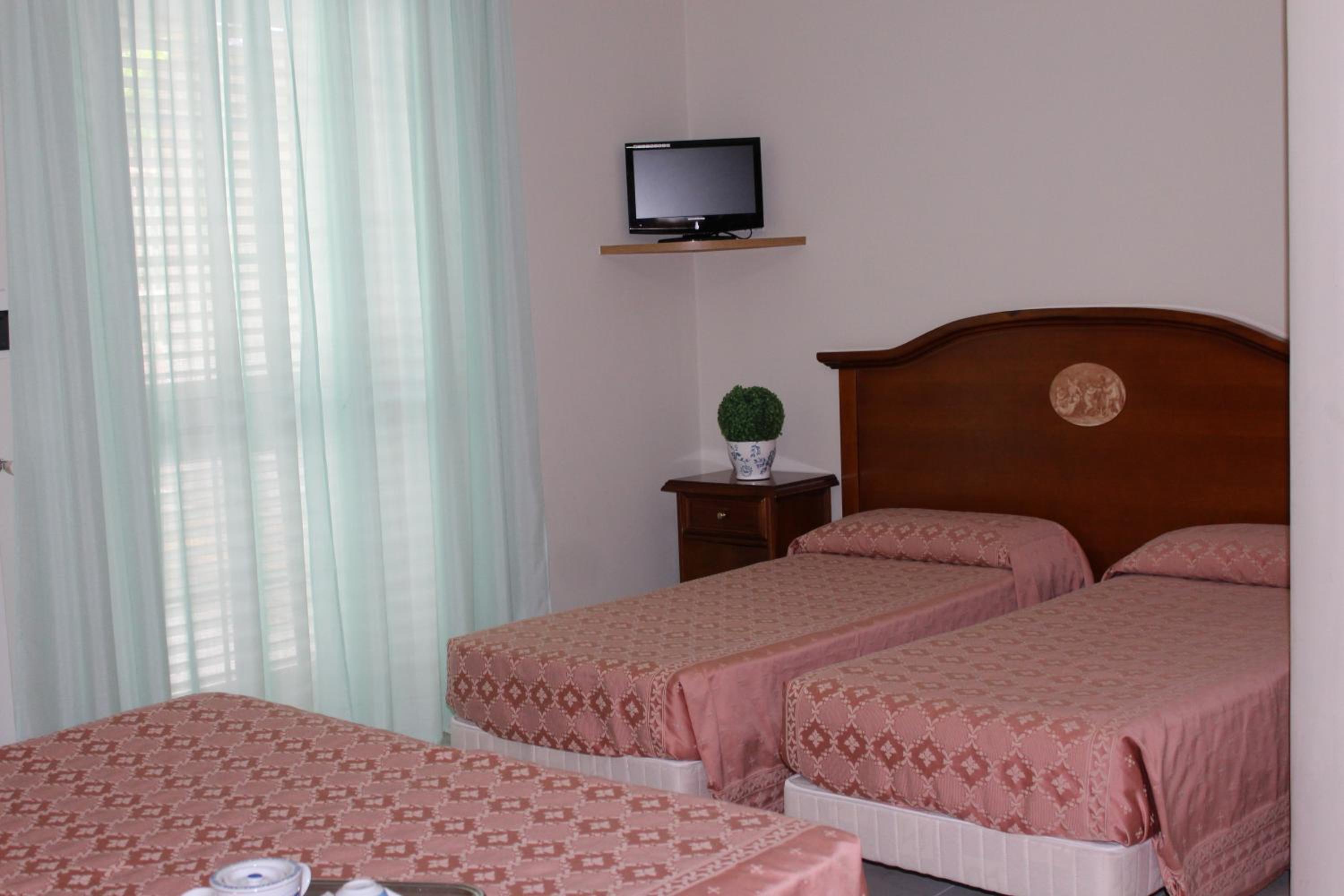Economy Quadruple Room photo 2