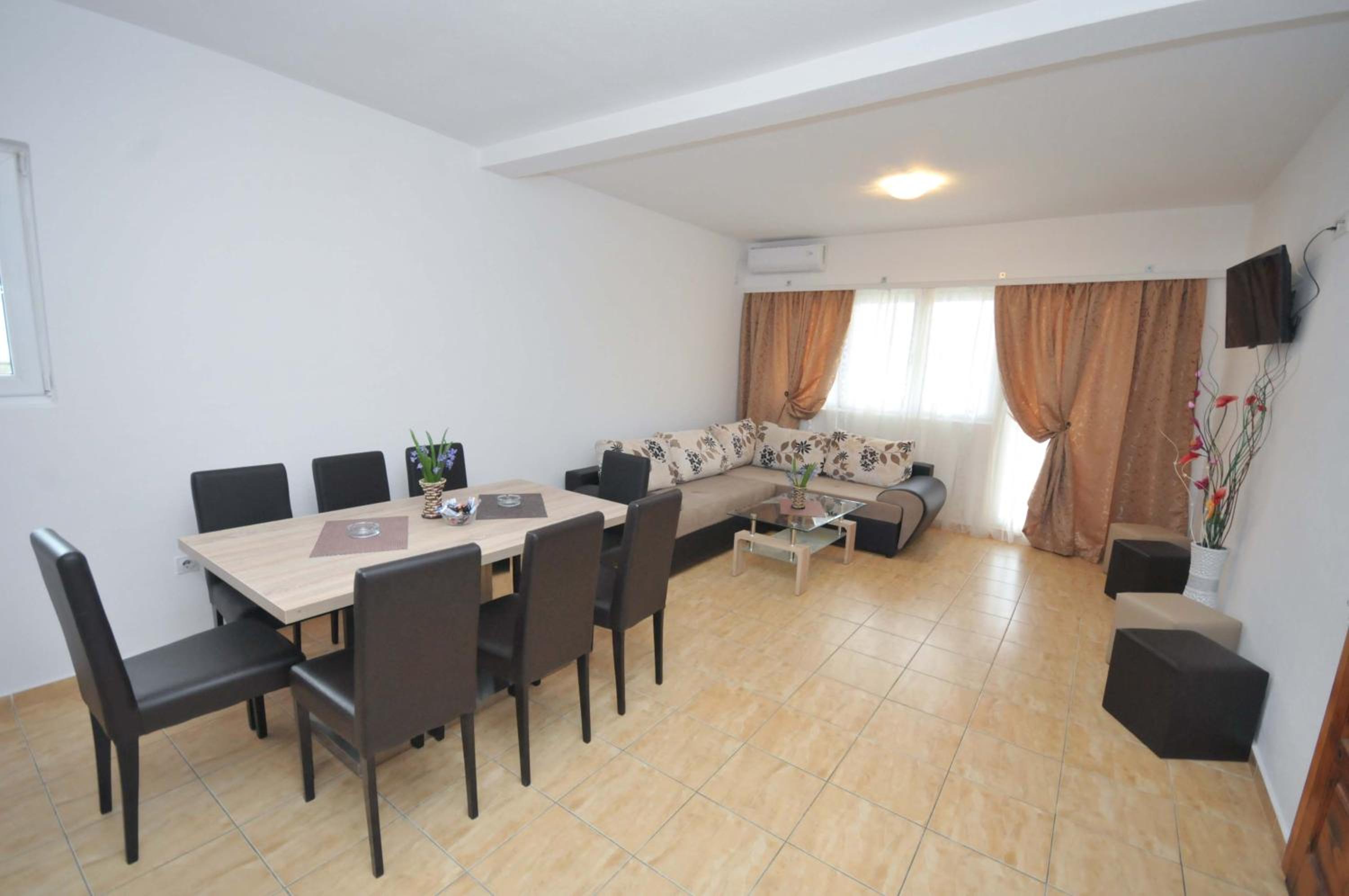 Four-Bedroom Apartment - Photo 2