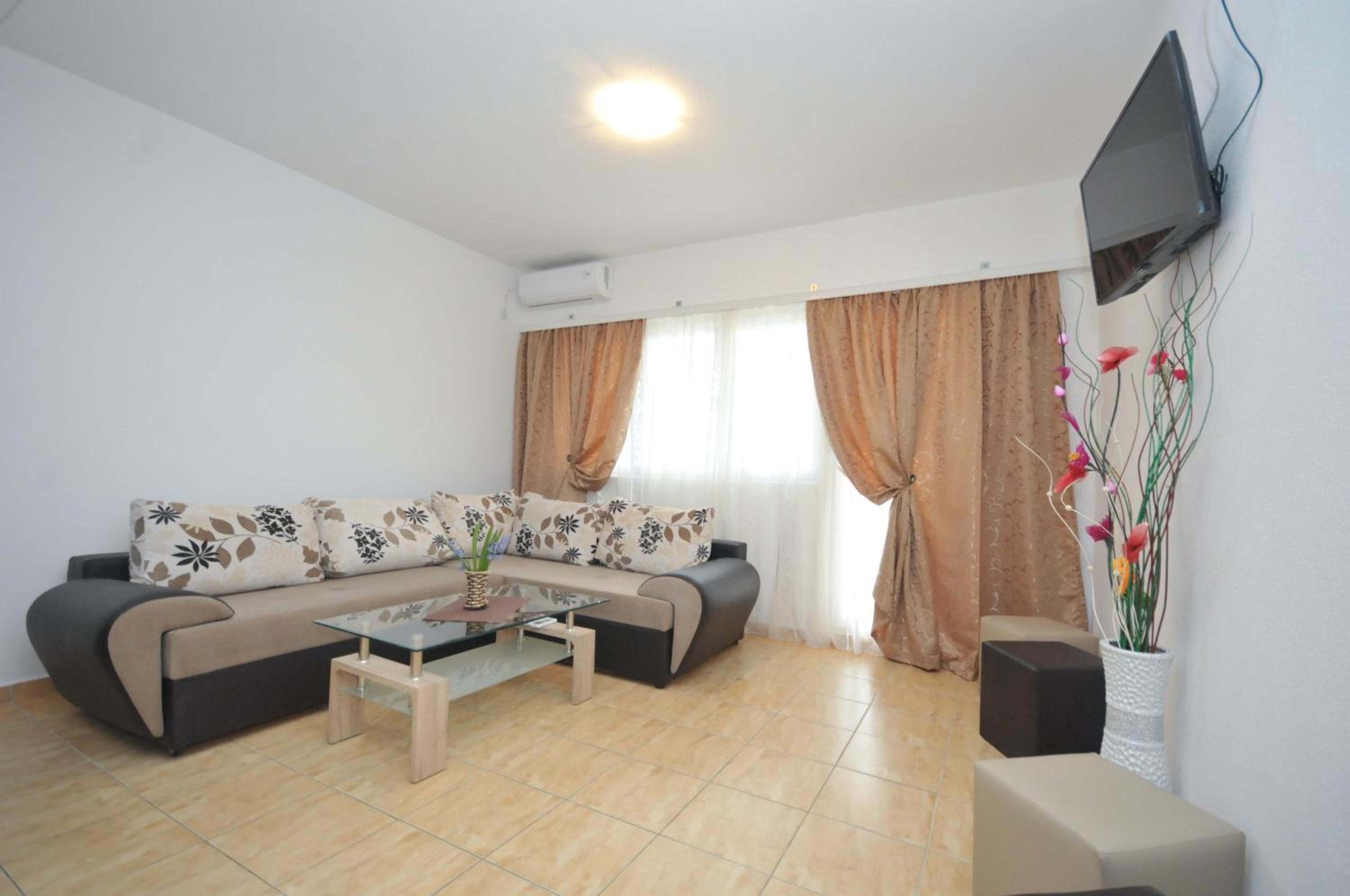 Four-Bedroom Apartment - Photo 8