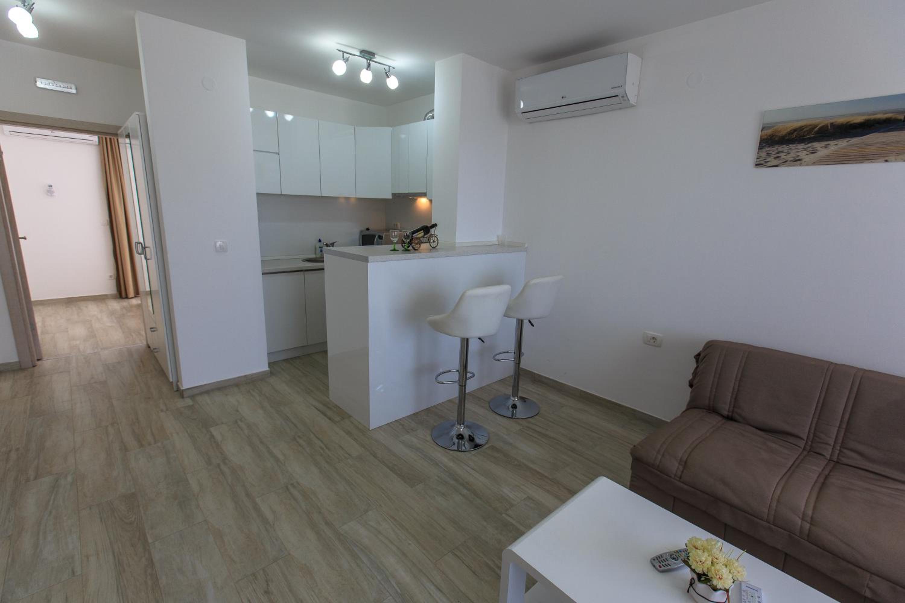 One-Bedroom Apartment photo 1
