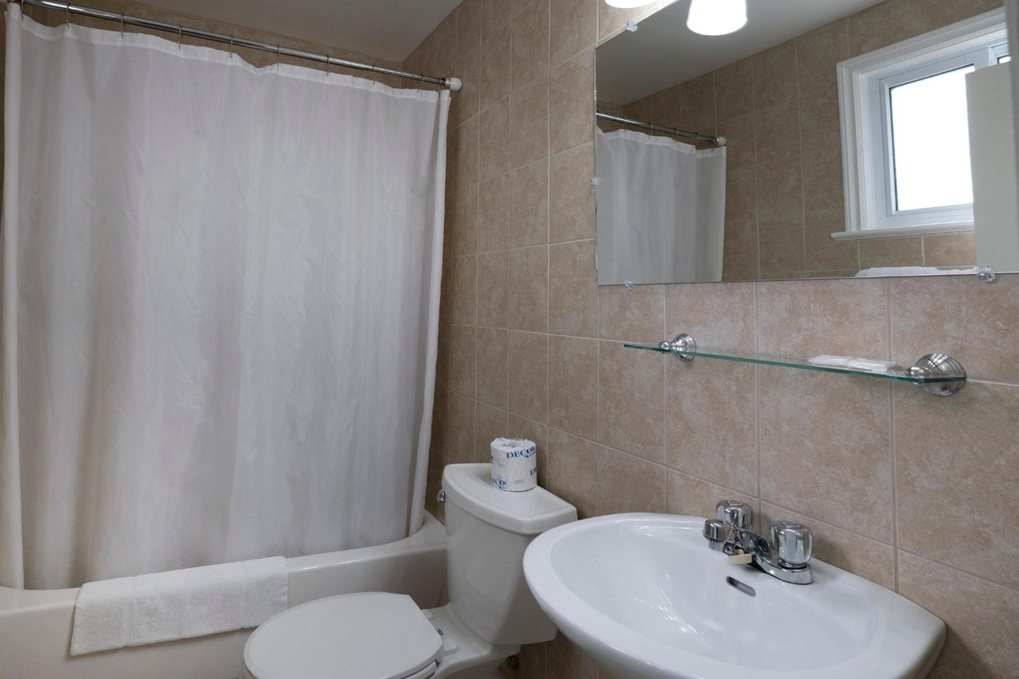 Queen Room - Non-Smoking - Photo 10