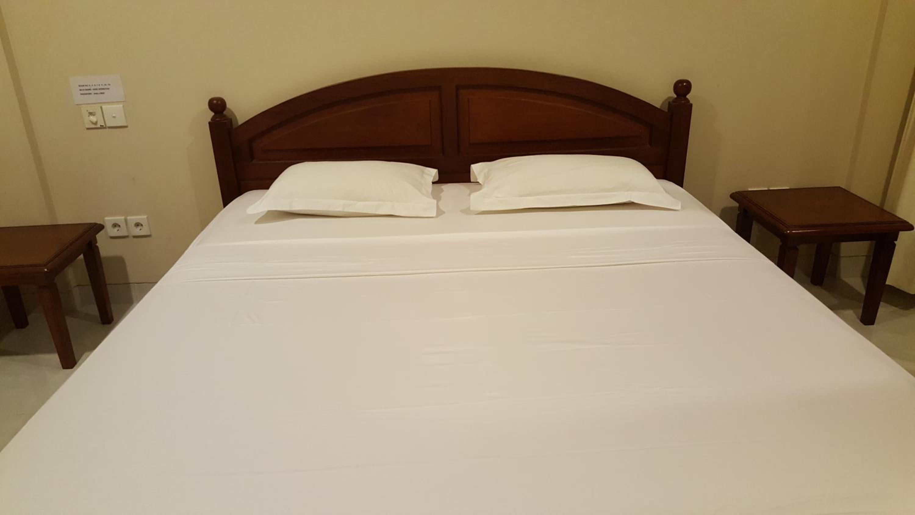 Double or Twin Room with Air-Conditioning - Photo 3