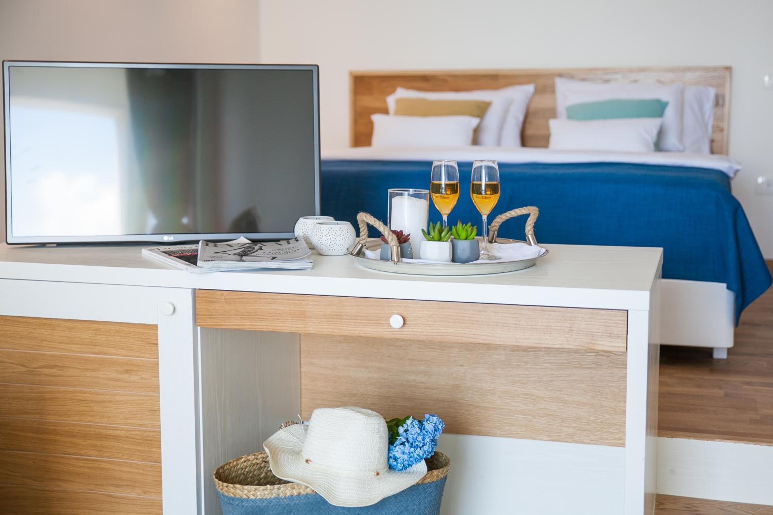 Deluxe Double Room with Balcony and Side Sea View
