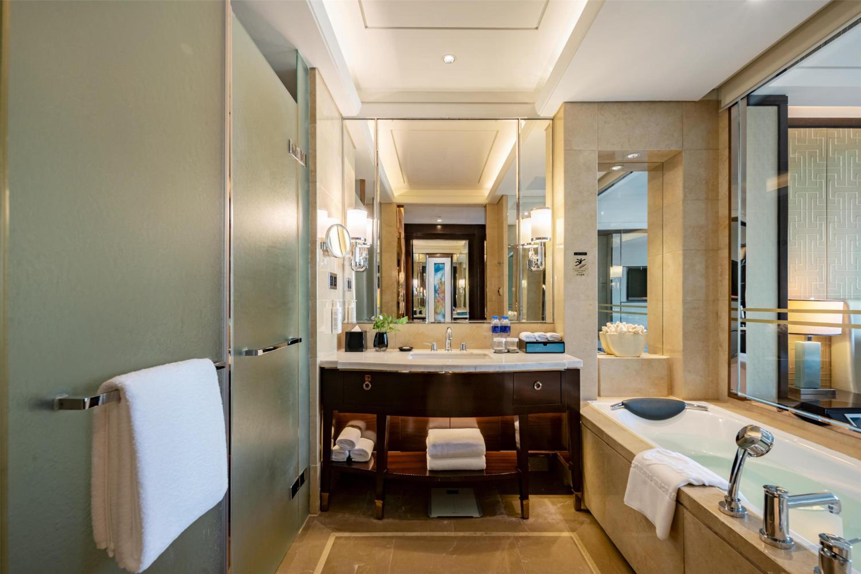 Executive Lake View King