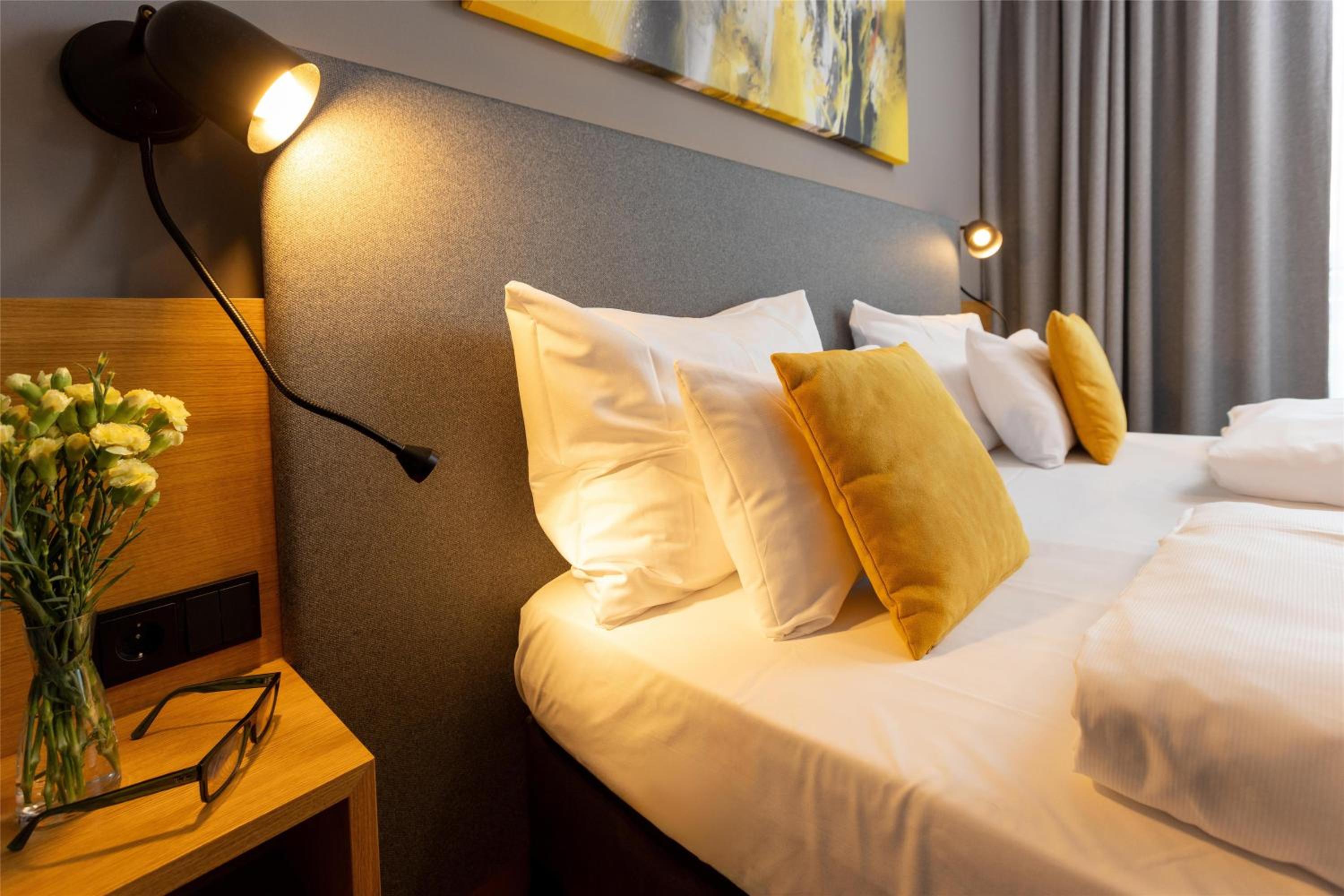 Business Twin Room with Sofa Bed and Balcony - Photo 6