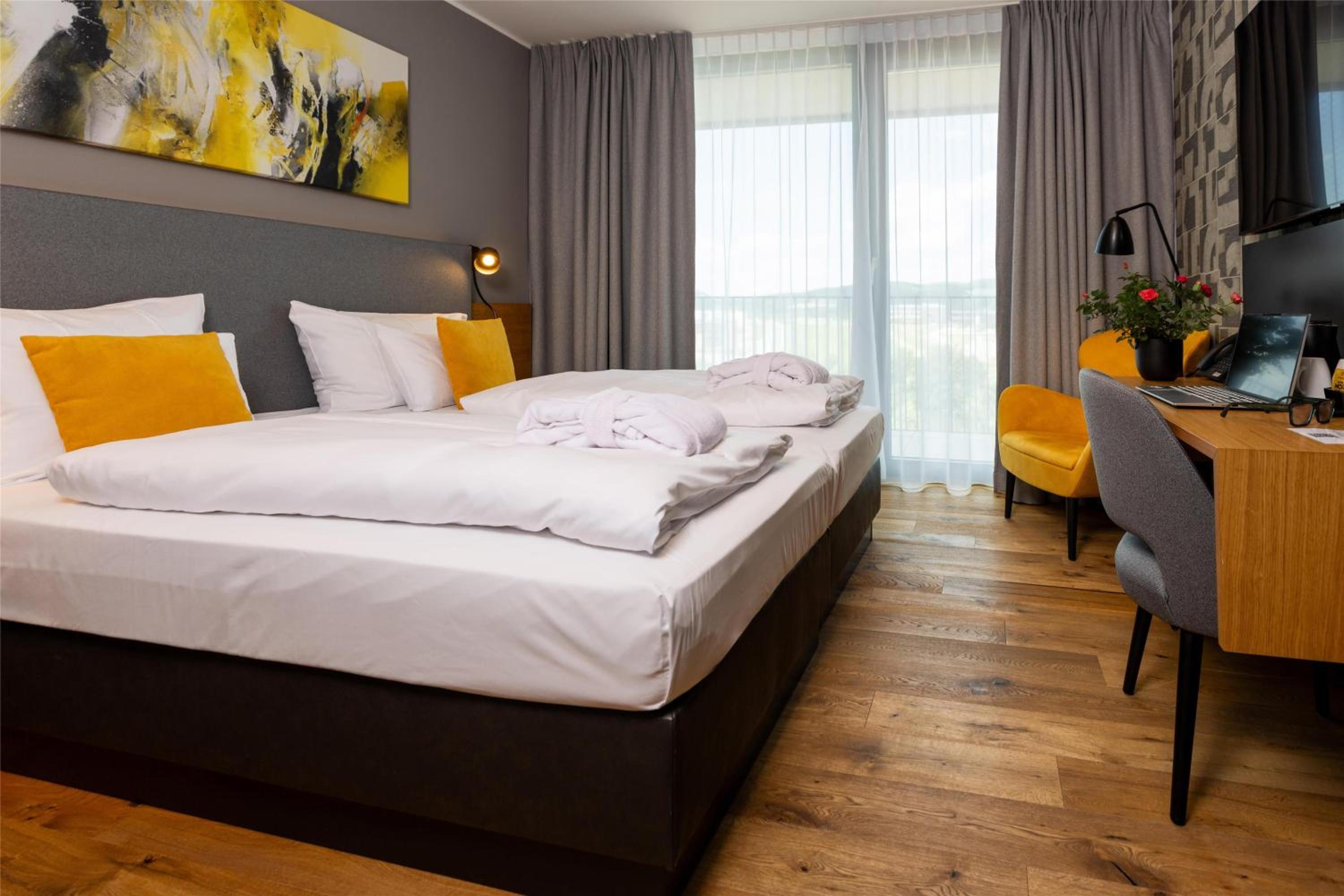 Business Twin Room with Sofa Bed and Balcony - Photo 7