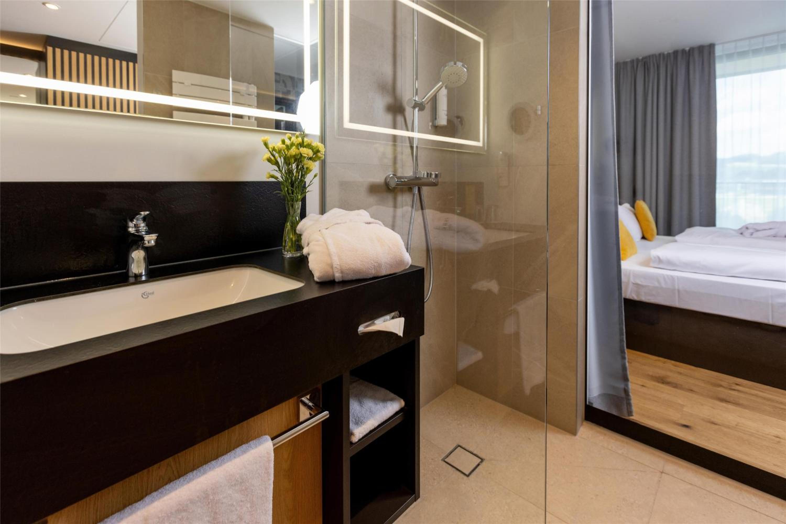 Business Twin Room with Sofa Bed and Balcony - Photo 8