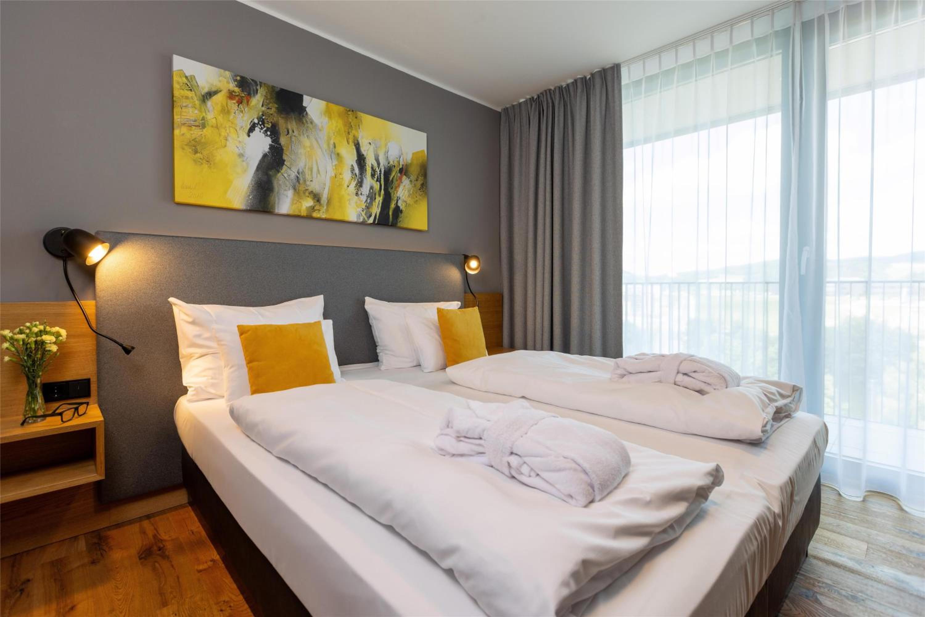 Business Twin Room with Sofa Bed and Balcony - Photo 9