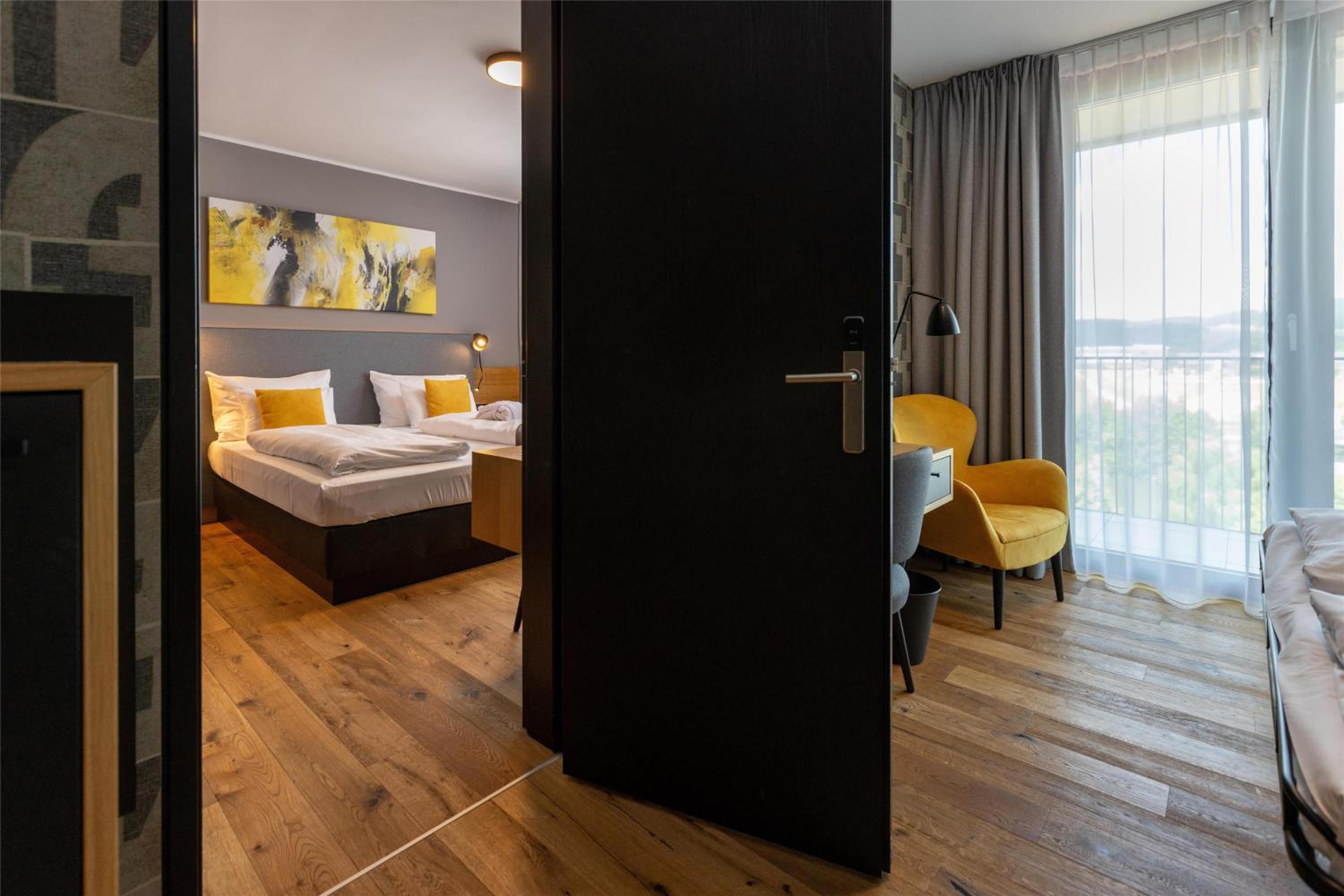 Business Twin Room with Sofa Bed and Balcony - Photo 10