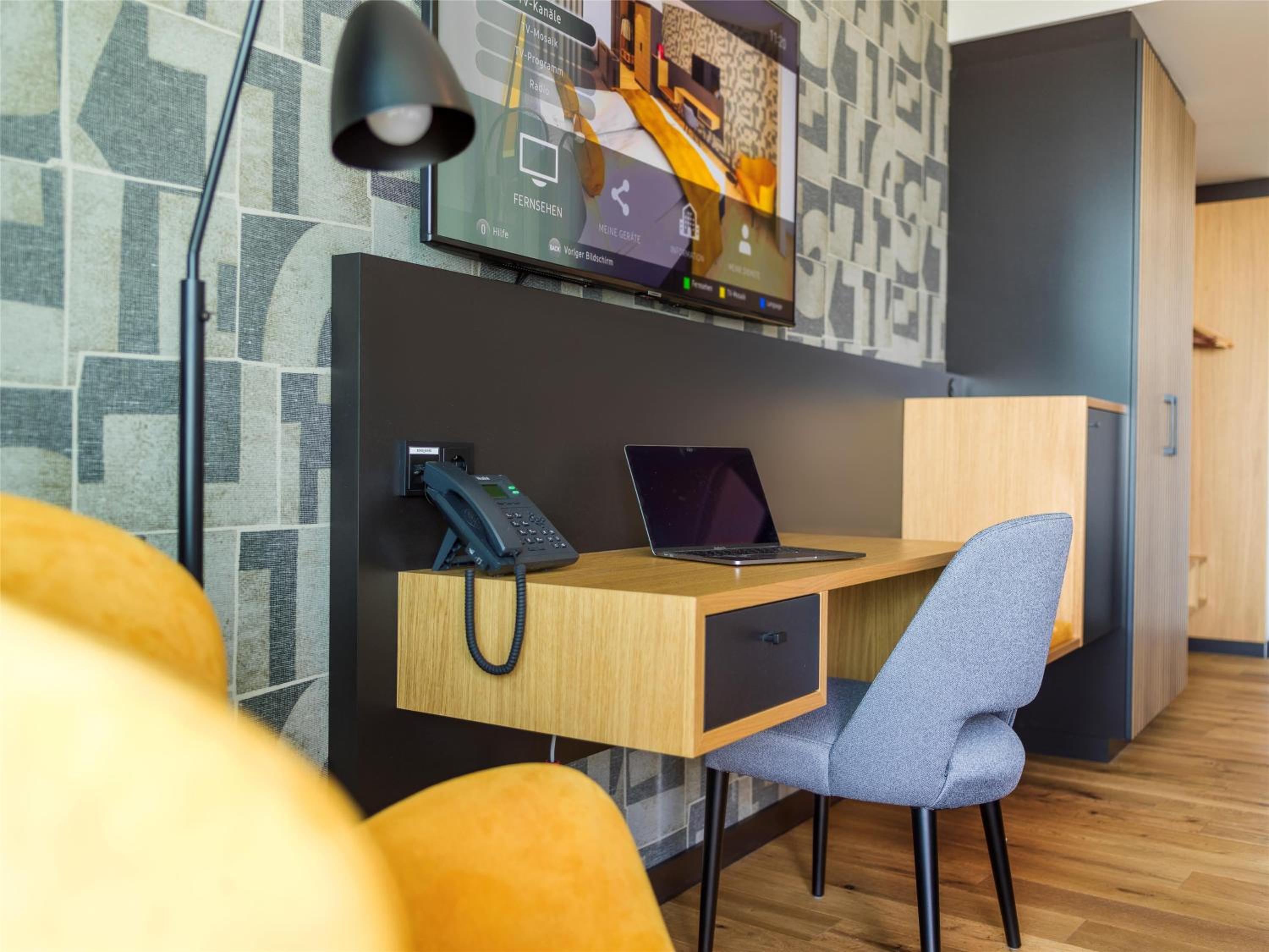 Business Twin Room with Sofa Bed and Balcony - Photo 11