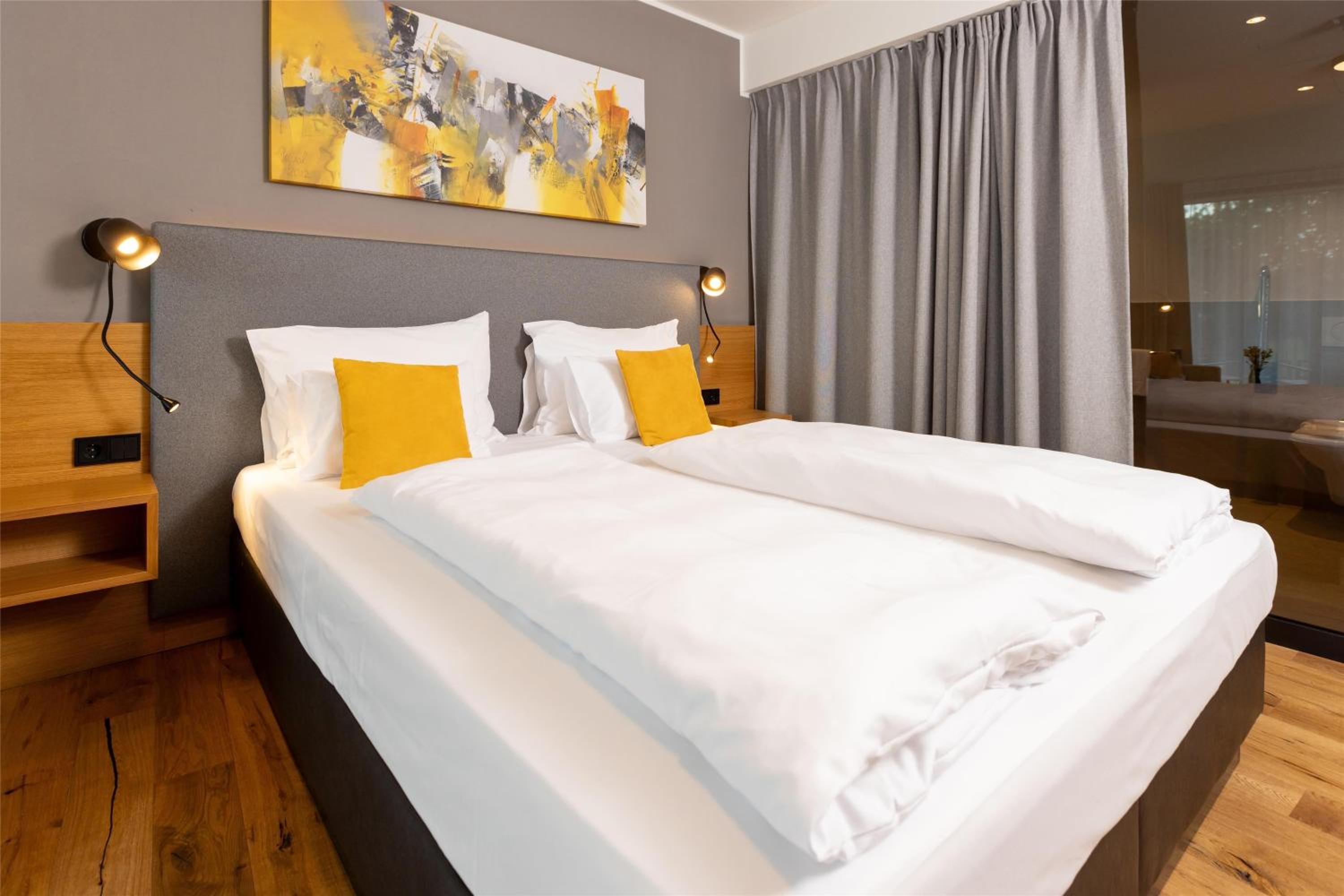 Comfort Twin Room with Balcony - Photo 12