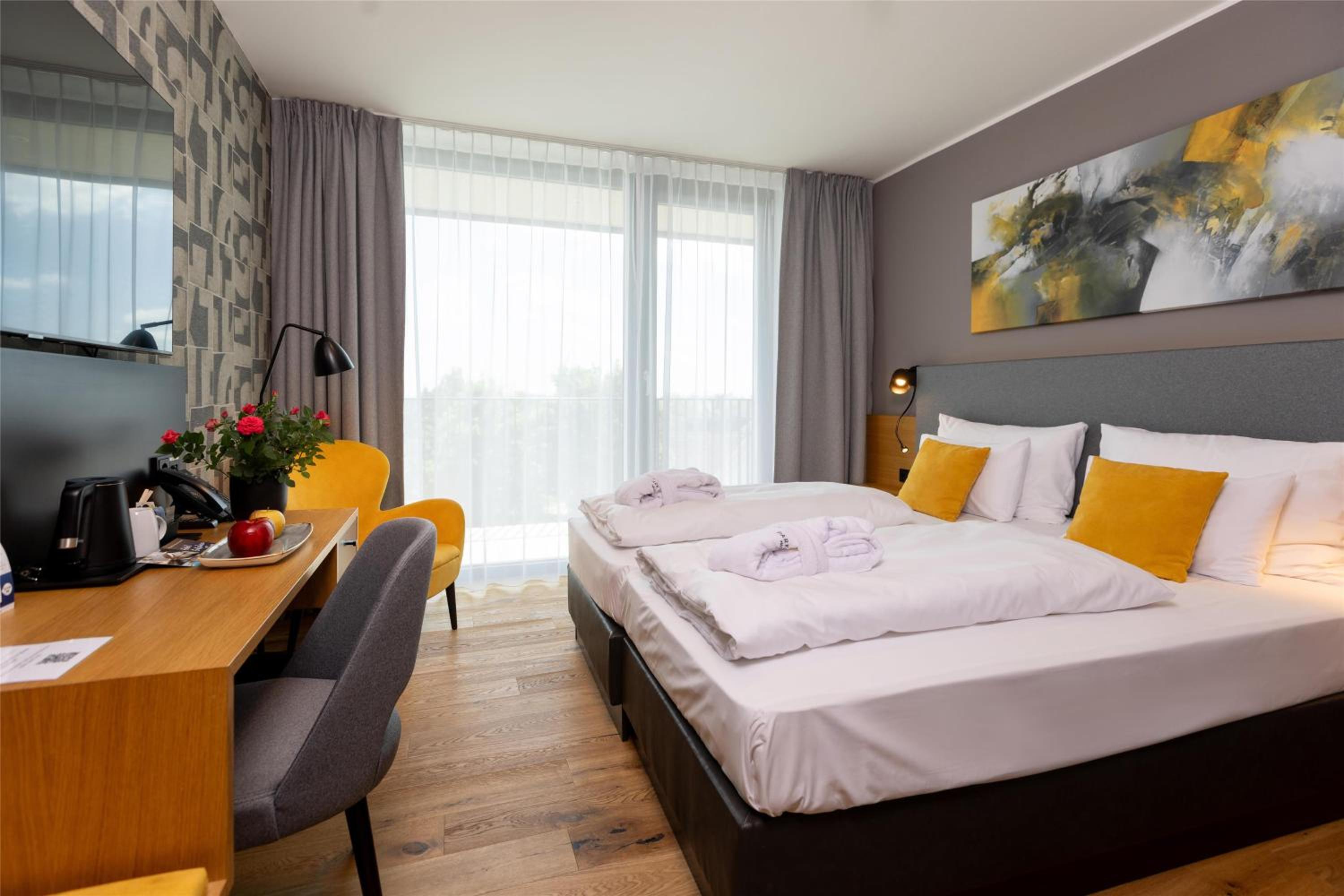 Standard Twin Room with Balcony - Photo 13