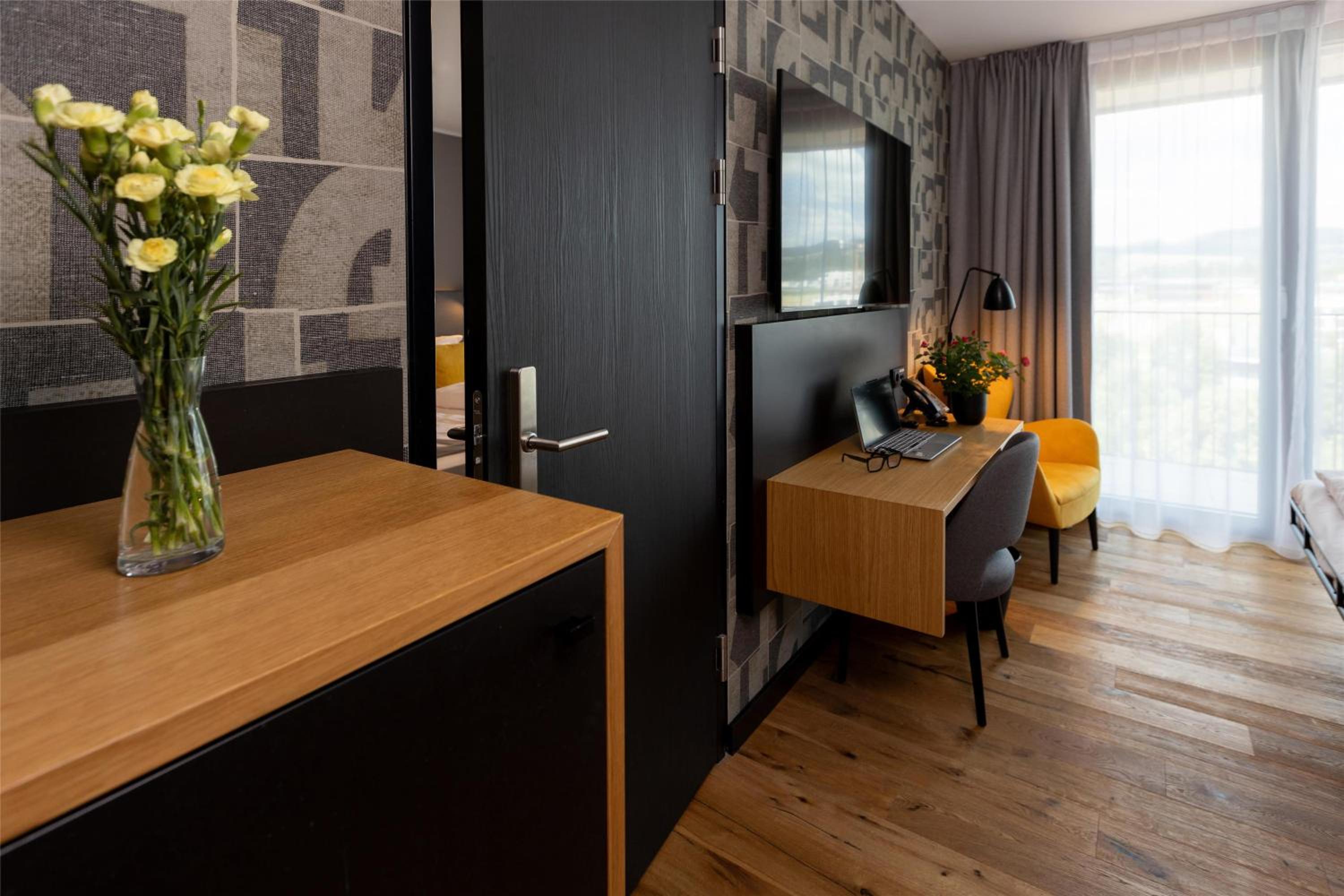 Business Twin Room with Sofa Bed and Balcony - Photo 14