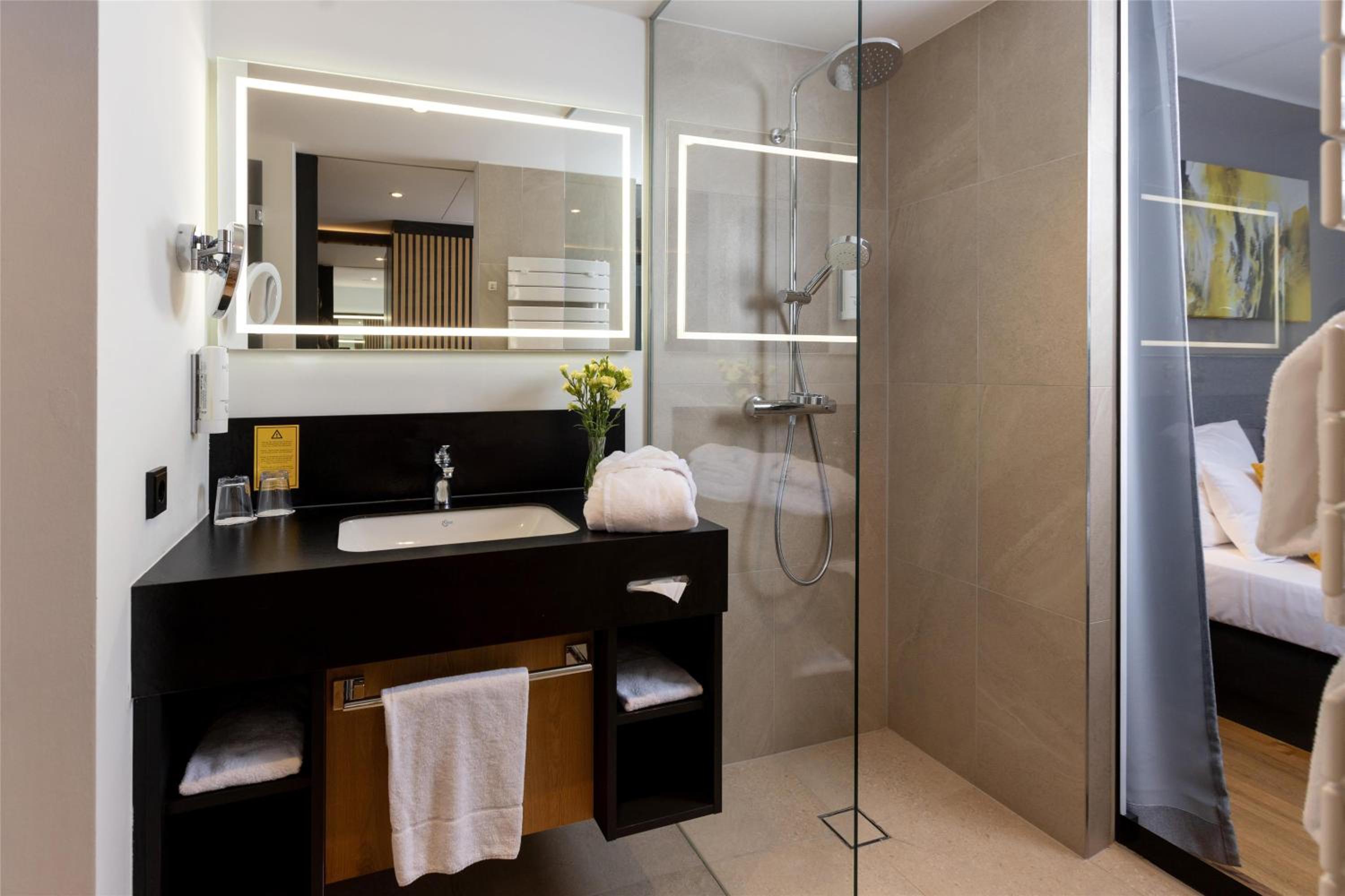 Business Twin Room with Sofa Bed and Balcony - Photo 15