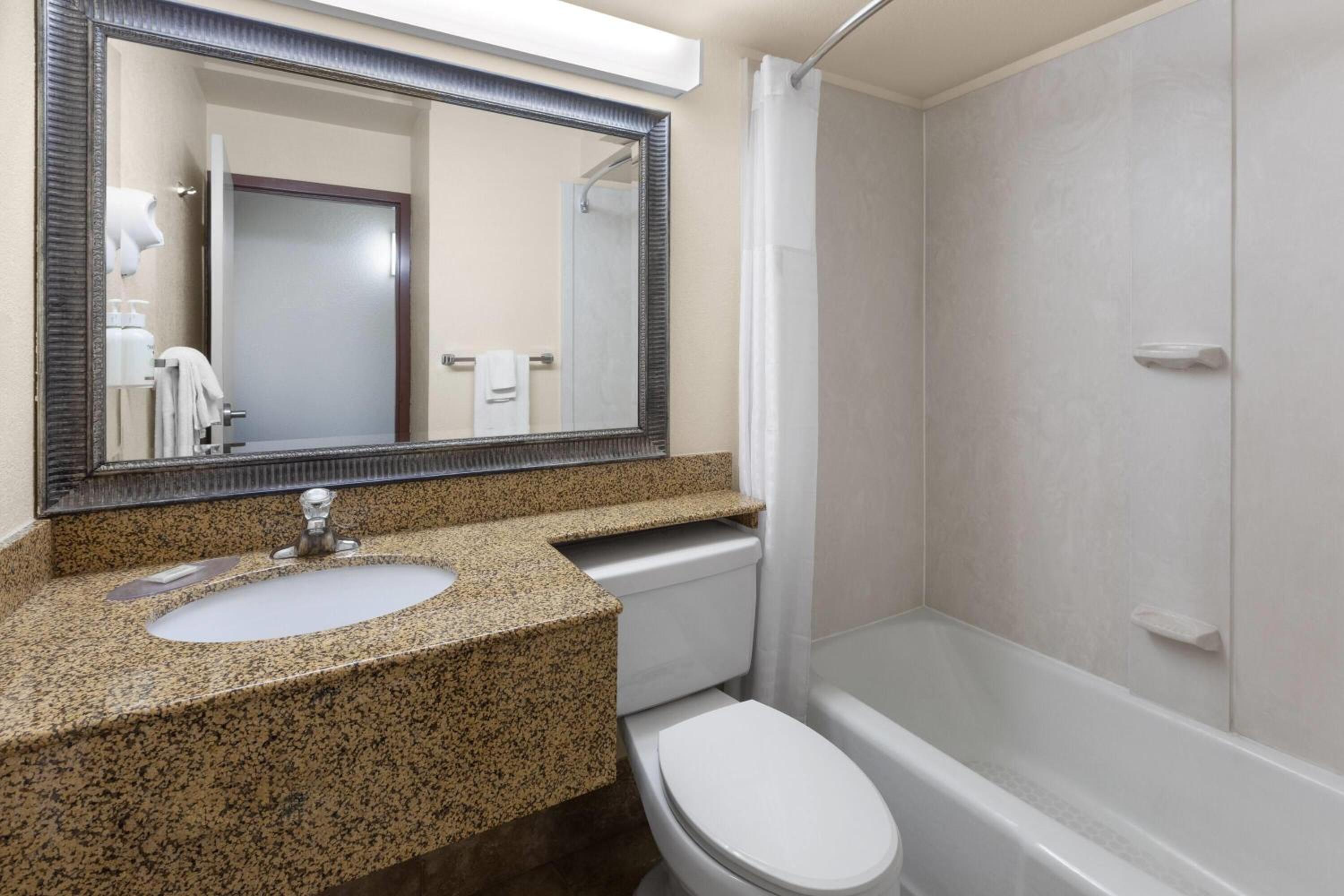 King Room - Non-Smoking - Photo 3