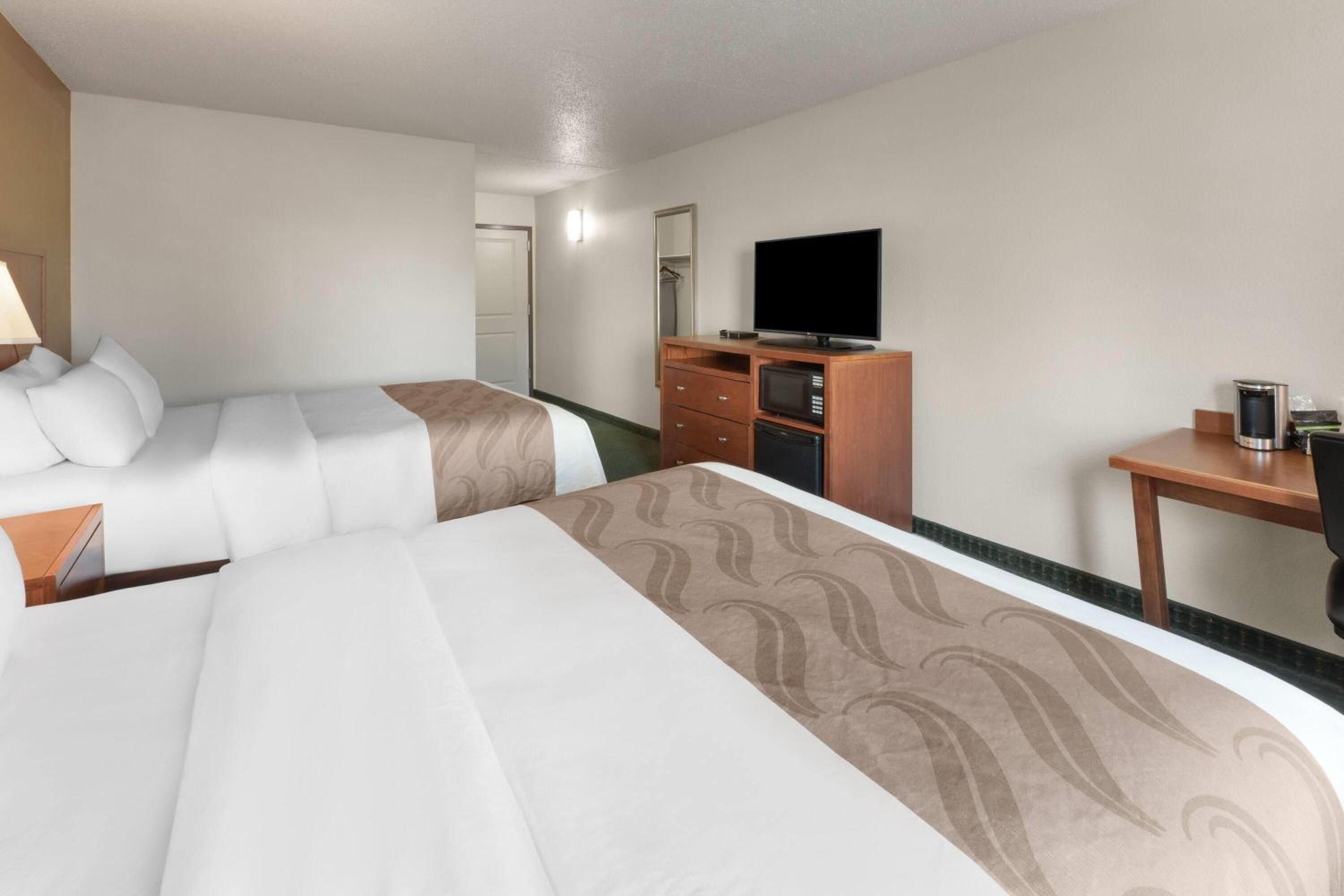 Queen Room with Two Queen Beds - Non-Smoking - Photo 3