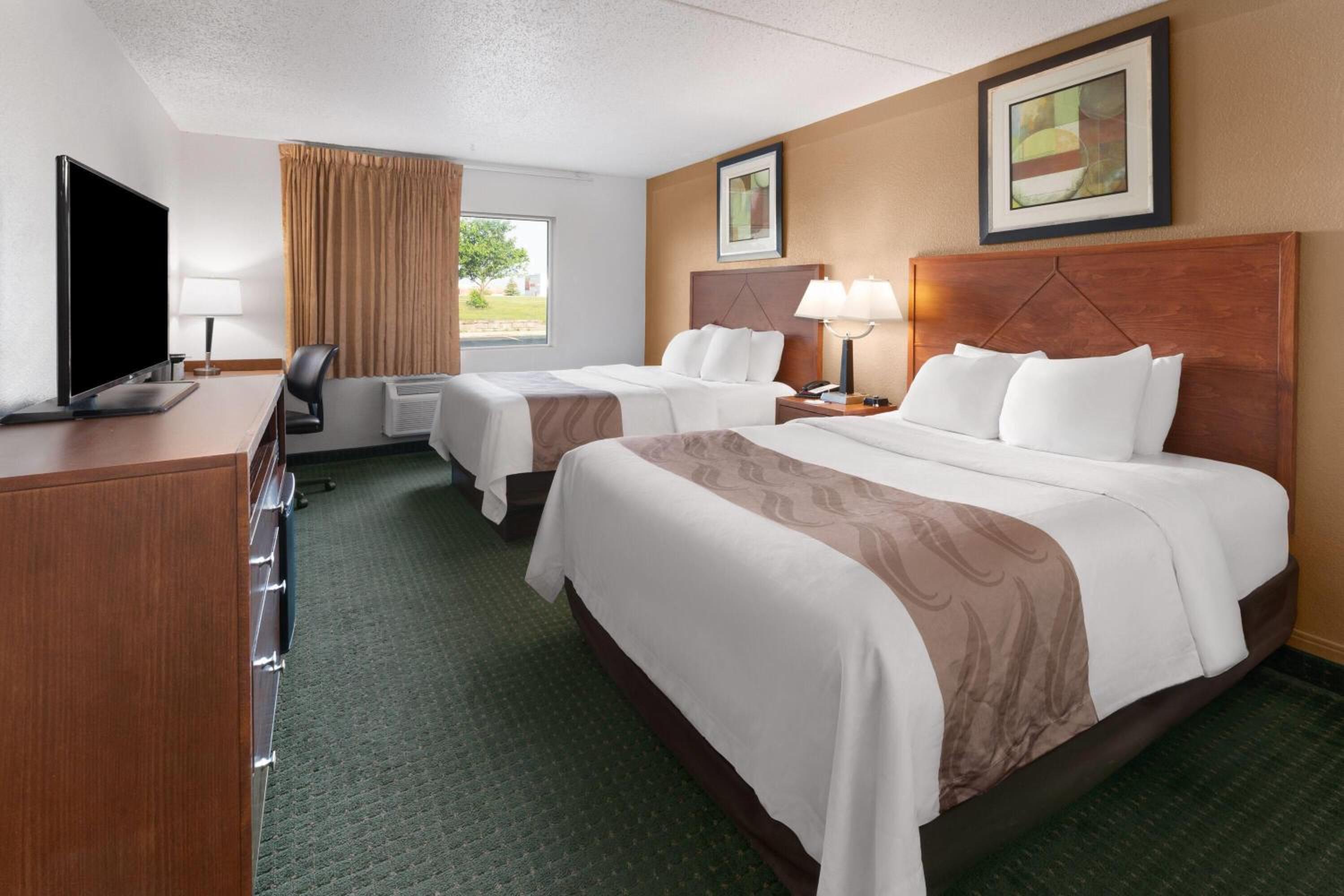 Queen Room with Two Queen Beds - Non-Smoking - Photo 2
