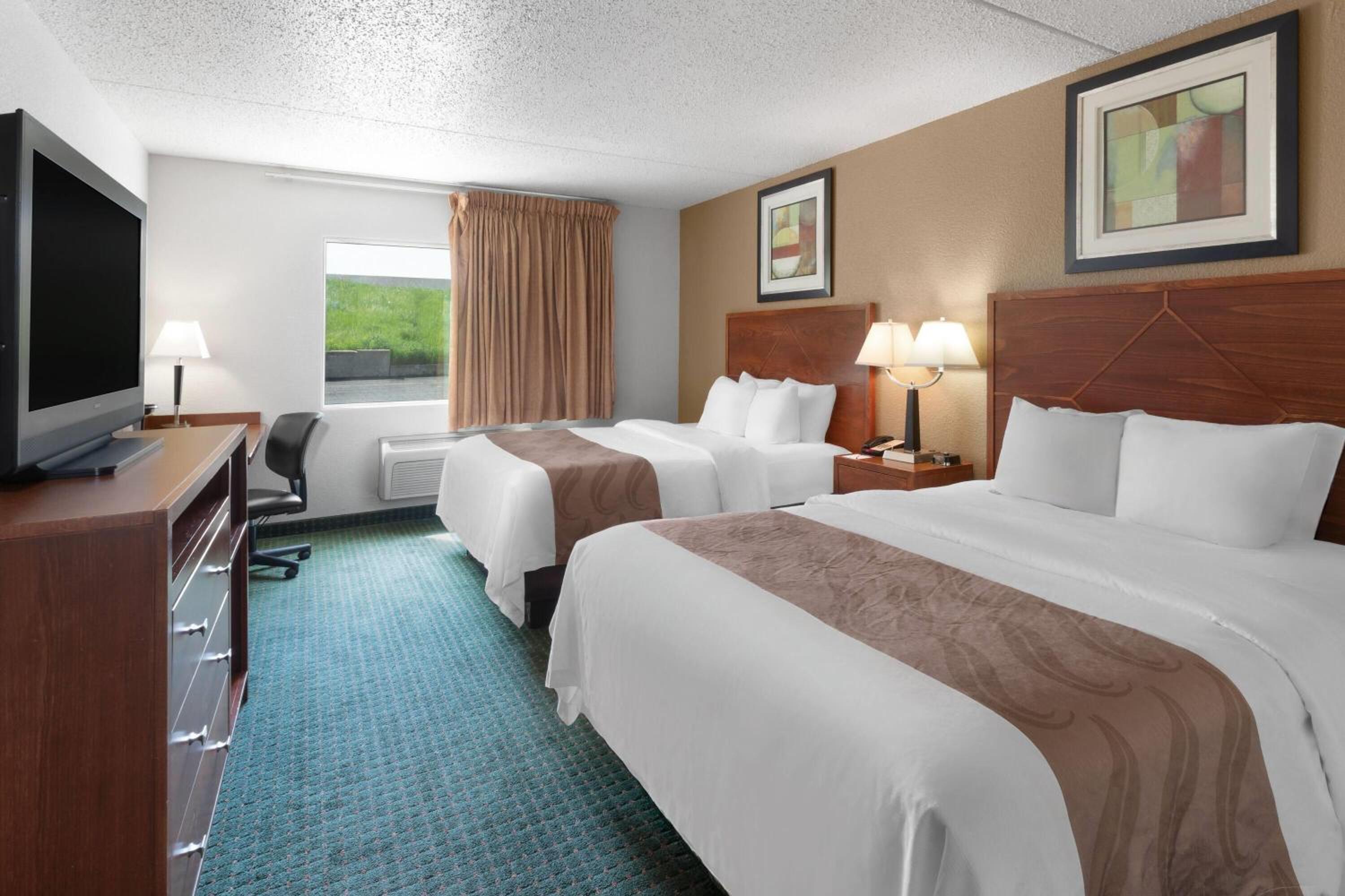 One-Bedroom Queen Suite with Two Queen Beds - Non-Smoking - Photo 3