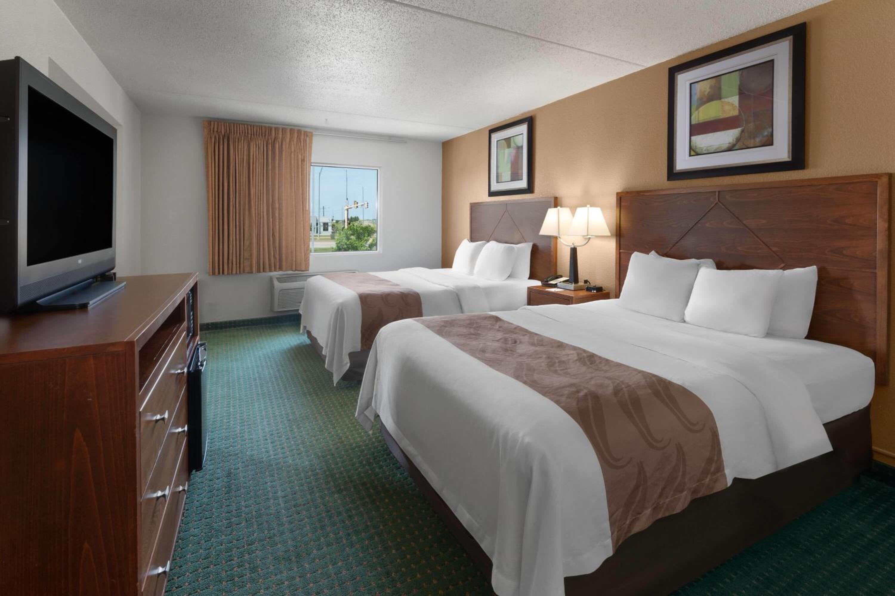 Deluxe Suite with Two Queen Beds - Non-Smoking - Photo 2